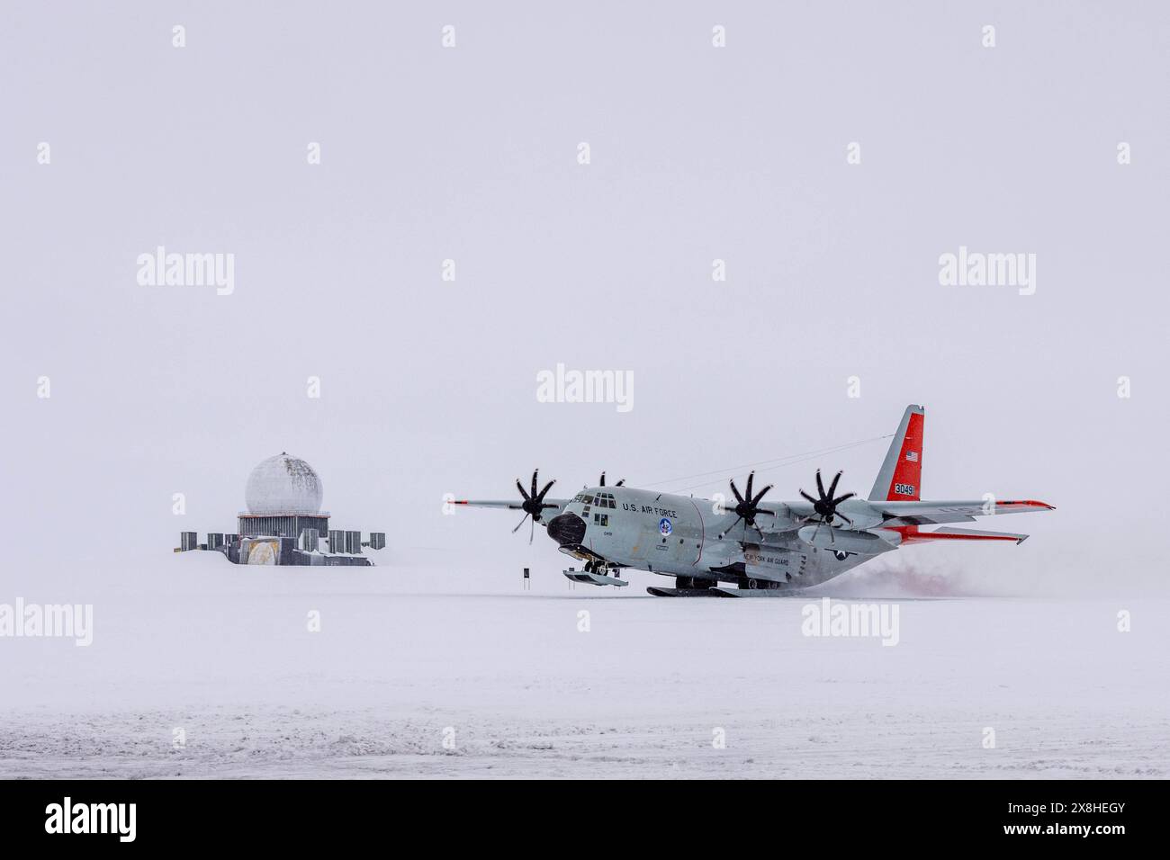 Grönland. Mai 2024. Der 109th Airlift Wing LC-130 führt am 12. Mai 2024 Skilandungen und -Abflüge im Camp Raven in Grönland durch. (Kreditbild: © U.S. Air Force/ZUMA Press Wire) NUR REDAKTIONELLE VERWENDUNG! Nicht für kommerzielle ZWECKE! Stockfoto