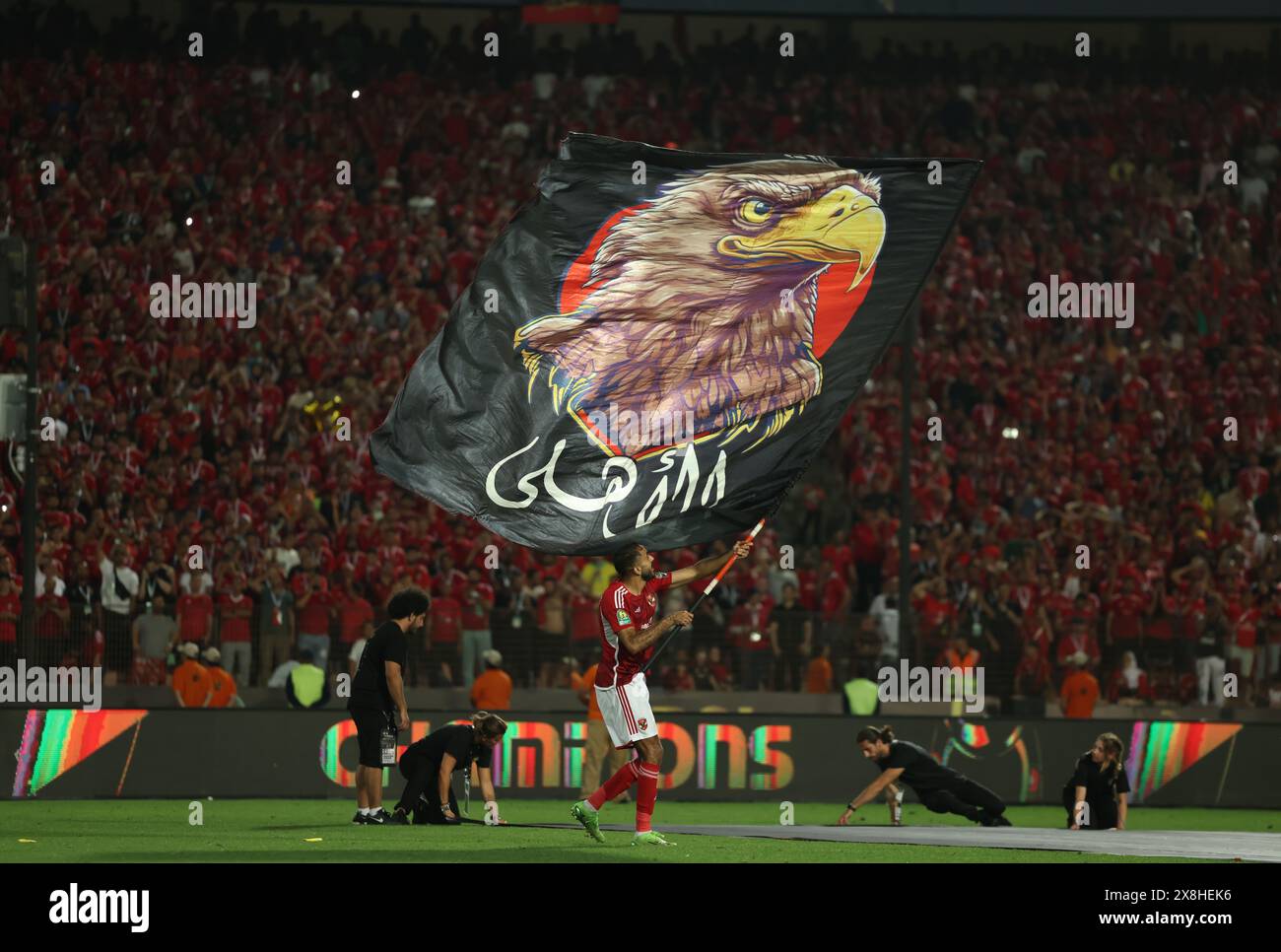 Kairo, Ägypten. Mai 2024. KAIRO, ÄGYPTEN – 25. MAI: Kahraba of Al Ahly feiert eine große Flagge, nachdem er am 25. Mai 2024 im Cairo International Stadium in Kairo, Ägypten, das CAF Champions League Final Second Leg Match zwischen Al Ahly und Esperance Sportive Tunis gewonnen hat. (Foto von M.. Bayoumy/SFSI) Credit: Sebo47/Alamy Live News Stockfoto