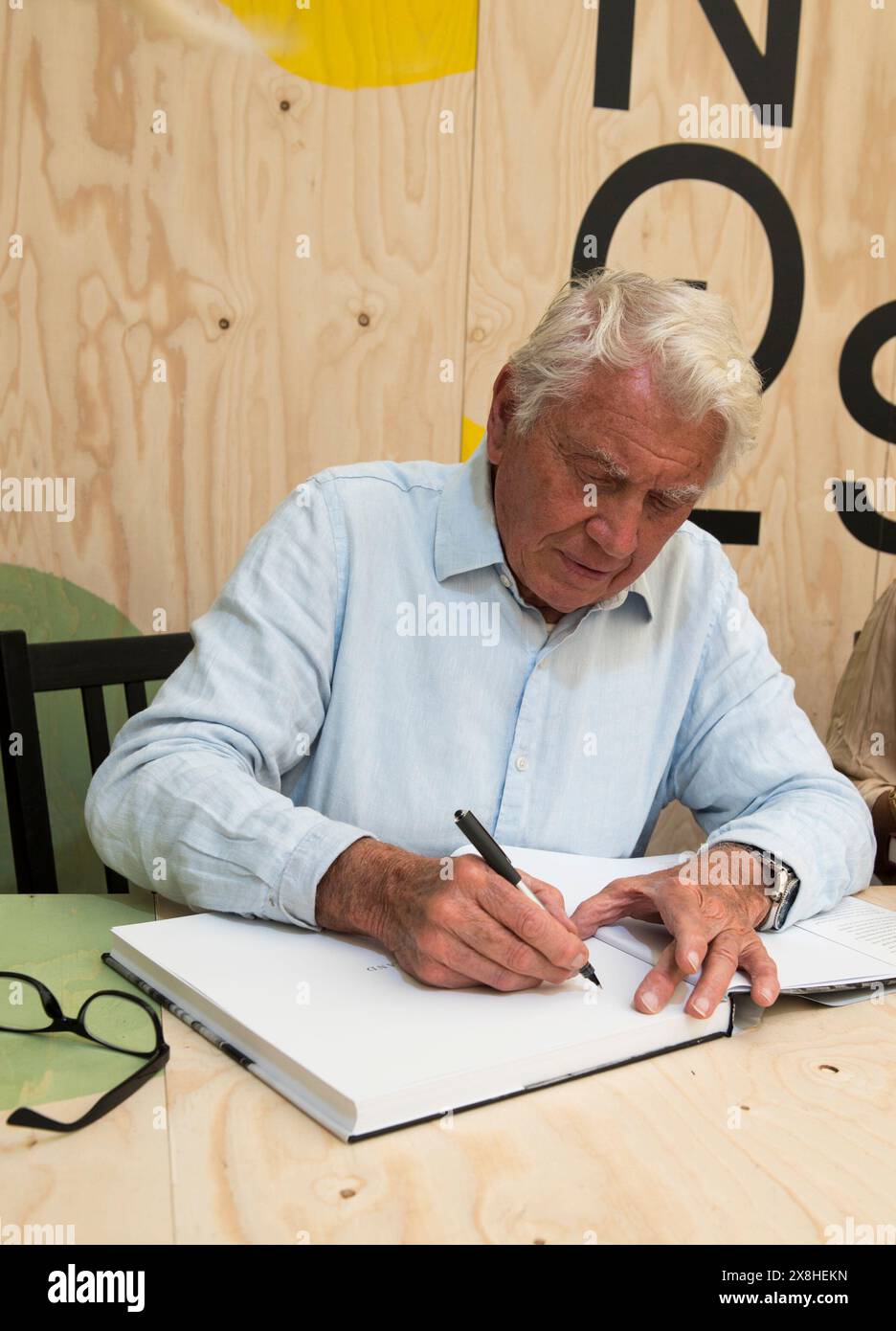 Firle, Lewes, Sussex, Großbritannien. Mai 2024. Sir Don McCullin, einer der größten Kriegsfotografen der Welt, schreibt Bücher nach seinem Vortrag My Life in Art beim Charleston Festival 2024. McCullin ist bekannt als Kriegsfotograf des Vietnamkrieges, Kambodschas, Zyperns, Biafras, des Kalten Krieges in Berlin und vieler anderer Konflikte des späten 20. Jahrhunderts. McCullin gilt als Großbritanniens größter Kriegsfotograf. McCullin hat auch Armut und Niedergang in britischen Städten aufgezeichnet, konzentriert sich aber jetzt auf Landschaften, insbesondere in seinem geliebten Somerset. Quelle: Prixpics/Alamy Live News Stockfoto