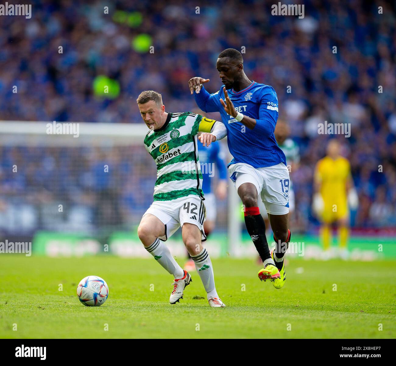 25. Mai 2024; Hampden Park, Glasgow, Schottland: Scottish Cup Football Final, Celtic versus Rangers; Callum McGregor von Celtic hält Abdallah Sima von Rangers ab Stockfoto