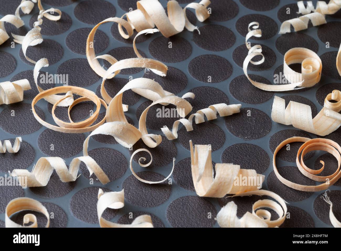 Holzspäne einer Fichte (picea abies) liegen auf dem Boden einer Tischlerei Stockfoto