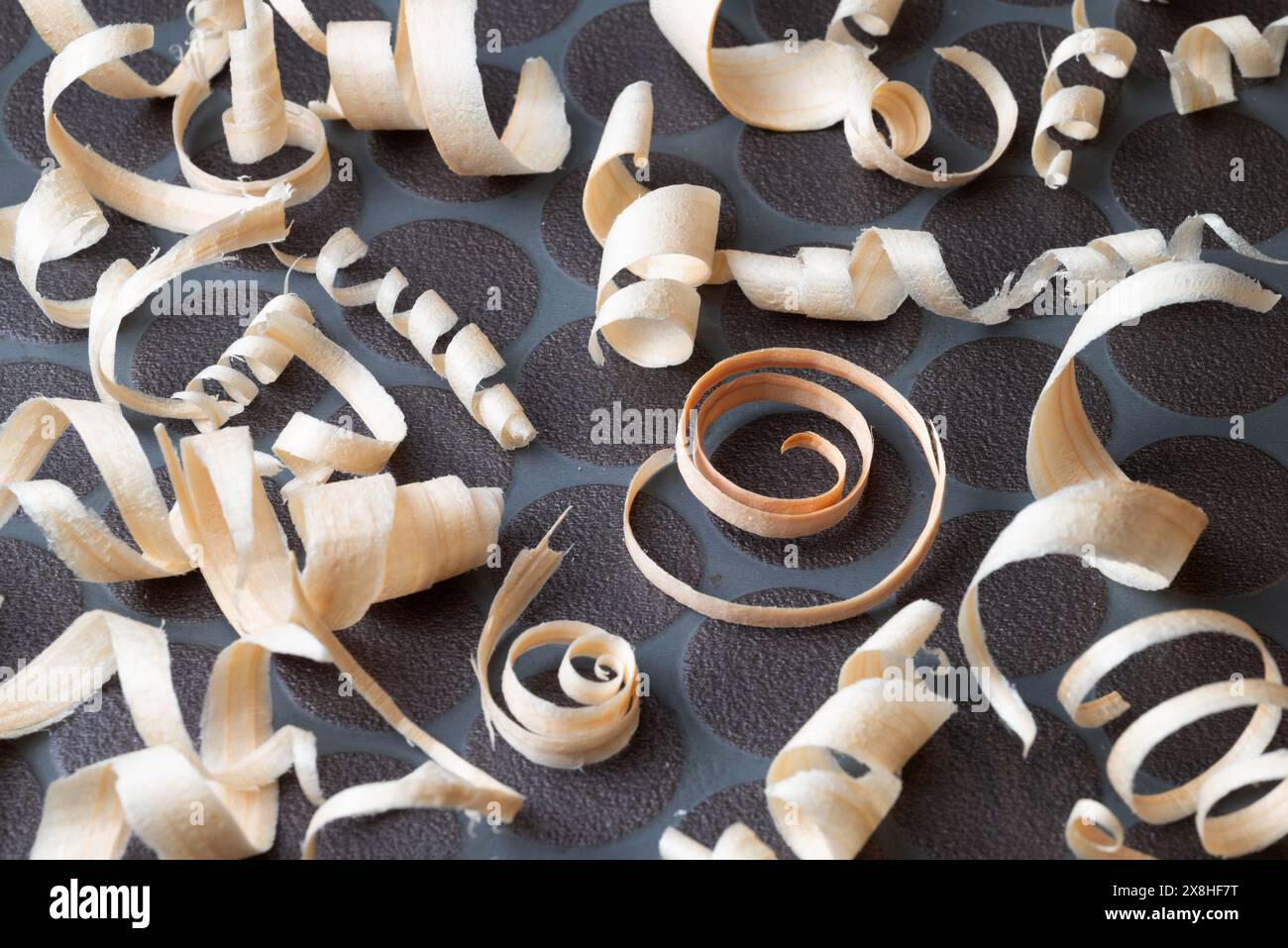 Holzspäne einer Fichte (picea abies) liegen auf dem Boden einer Tischlerei Stockfoto