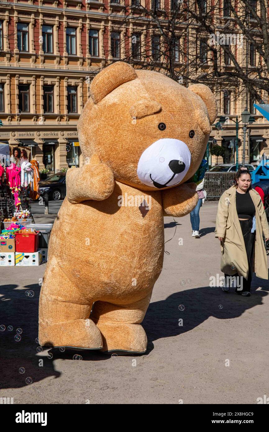 Riesiger Teddybär im Esplanade Park am 1. Mai in Helsinki, Finnland Stockfoto
