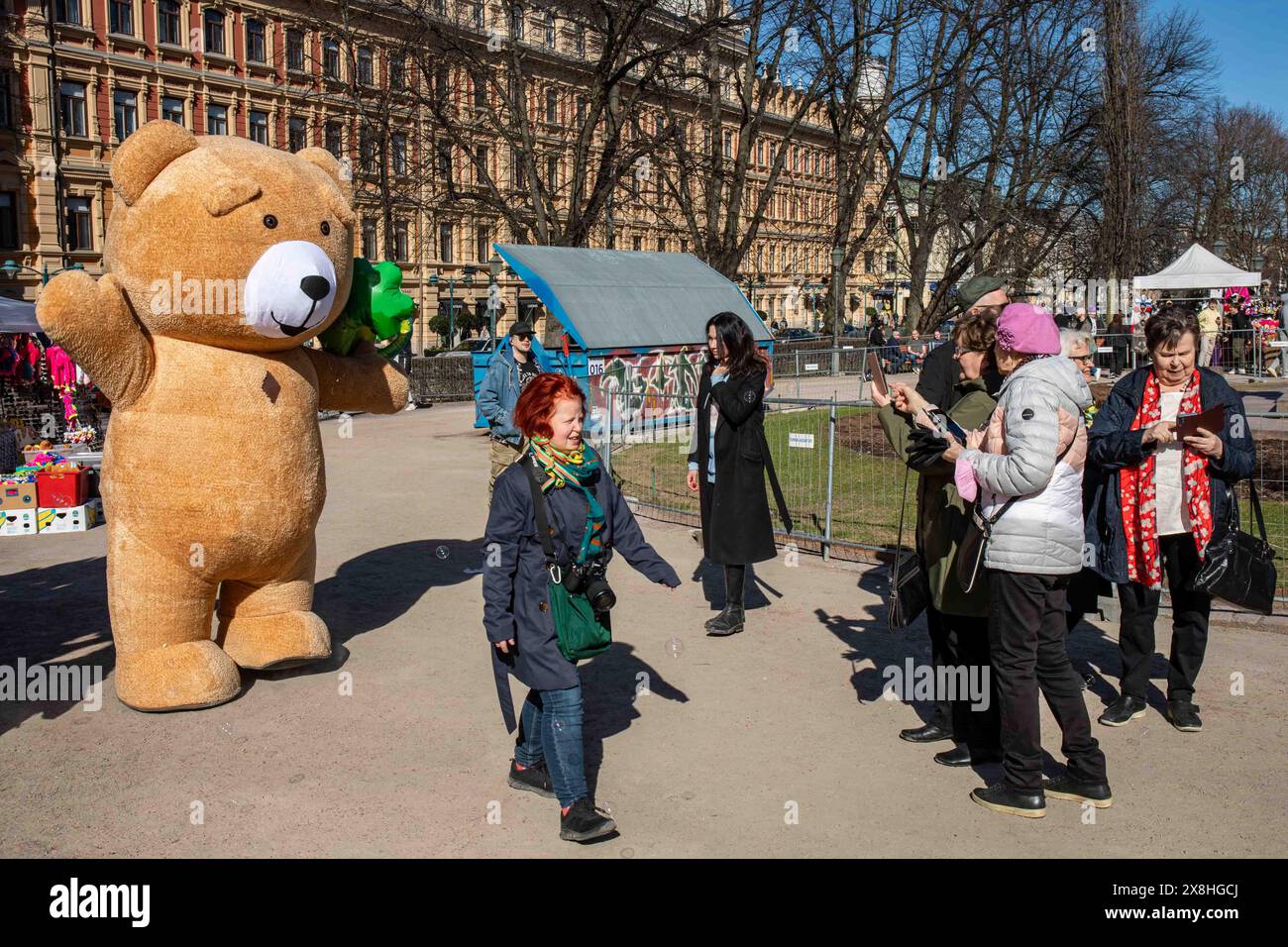 Die Leute machen Fotos von riesigen Teddybären im Esplanade Park am 1. Mai. Helsinki, Finnland. Stockfoto
