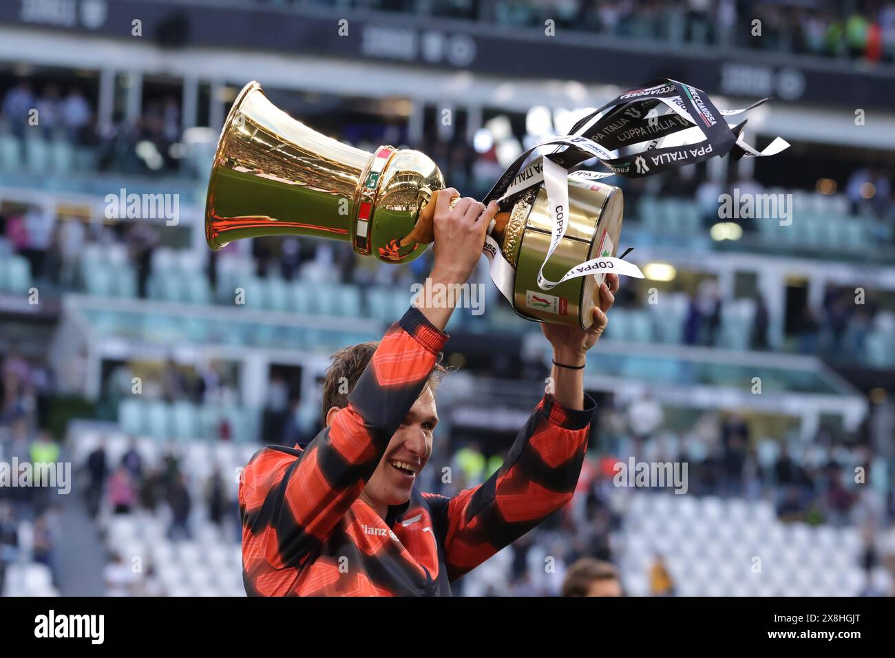 Turin, Italien. Mai 2024. Federico Chiesa von Juventus feiert mit der kürzlich eroberten Coppa Italia nach dem Spiel der Serie A im Allianz Stadium in Turin. Der Bildnachweis sollte lauten: Jonathan Moscrop/Sportimage Credit: Sportimage Ltd/Alamy Live News Stockfoto