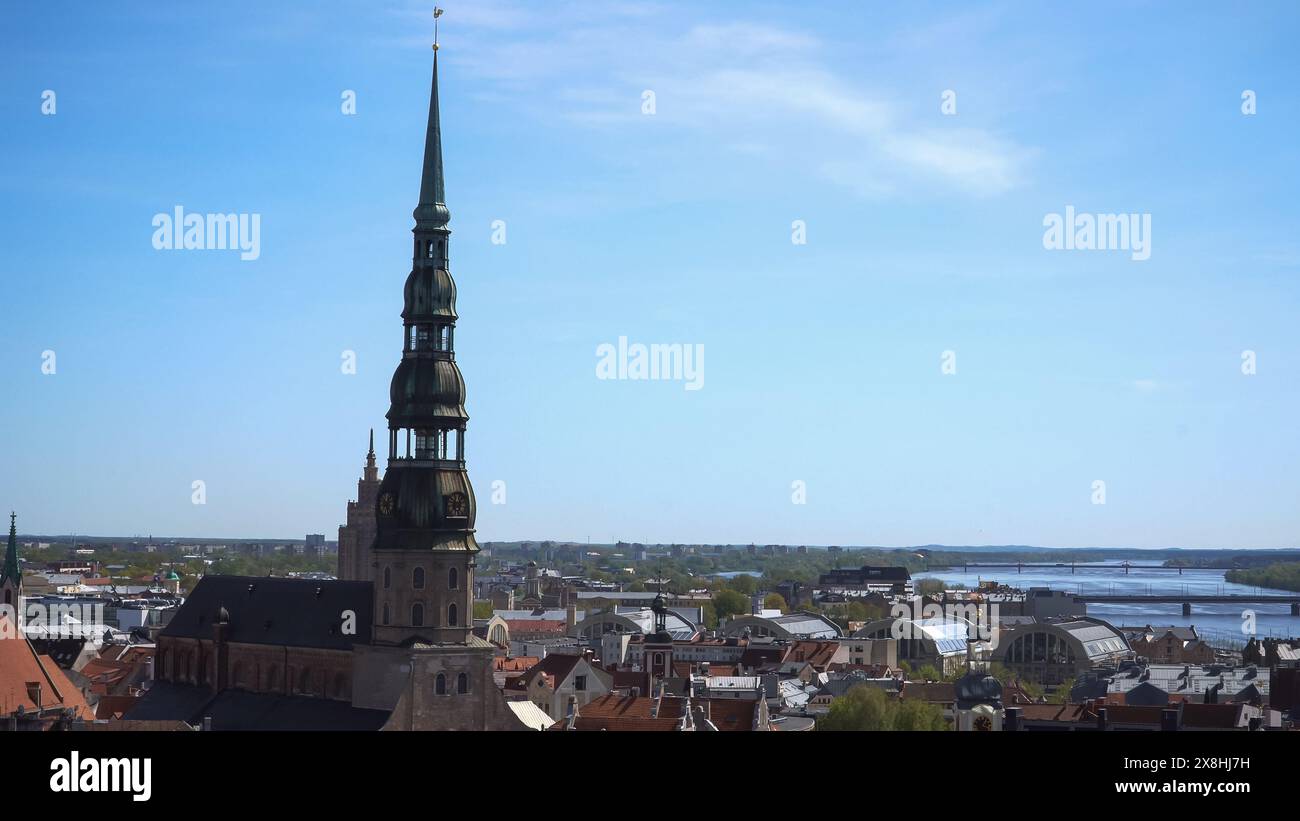 Der Turm der Rigaer Peterskirche in einem malerischen Blick auf die Altstadt von Riga - eine historische Landschaft der lettischen hauptstadt Stockfoto