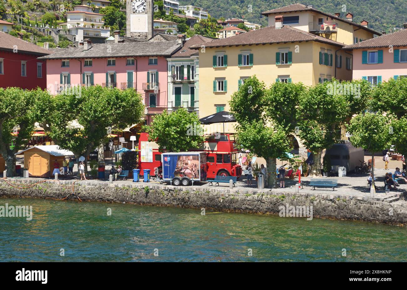 Am Seeufer von Ascona, Schweiz. An der Promenade befindet sich ein ehemaliger London Transport Routemaster Bus mit der Werbung für Fevertree Drinks. Stockfoto