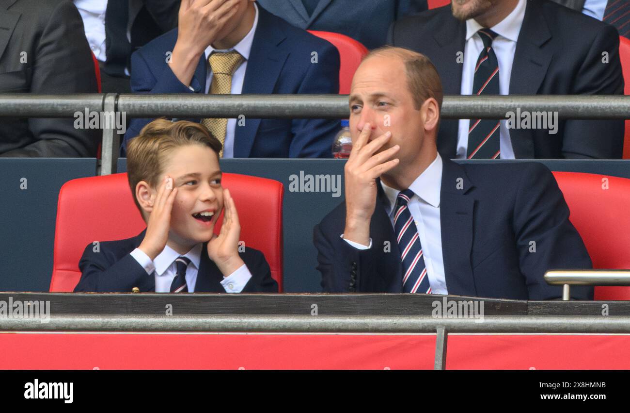 London, Großbritannien. 25. Mai 2024 - Manchester City gegen Manchester United gegen FA Cup Finale - Wembley. Prinz George und Prinz William teilen sich im Finale des FA Cups einen leichten Moment. Bildnachweis: Mark Pain / Alamy Live News Stockfoto