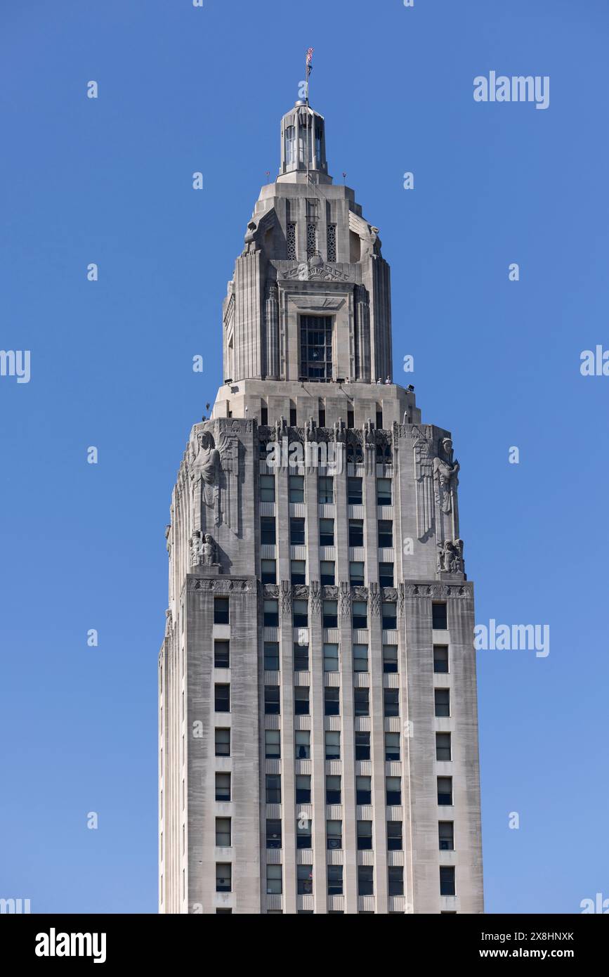 Nachmittagsblick auf das Art-Deco-Kapitol des Louisiana State Capitol im Stadtzentrum von Baton Rouge, Louisiana, USA. Stockfoto