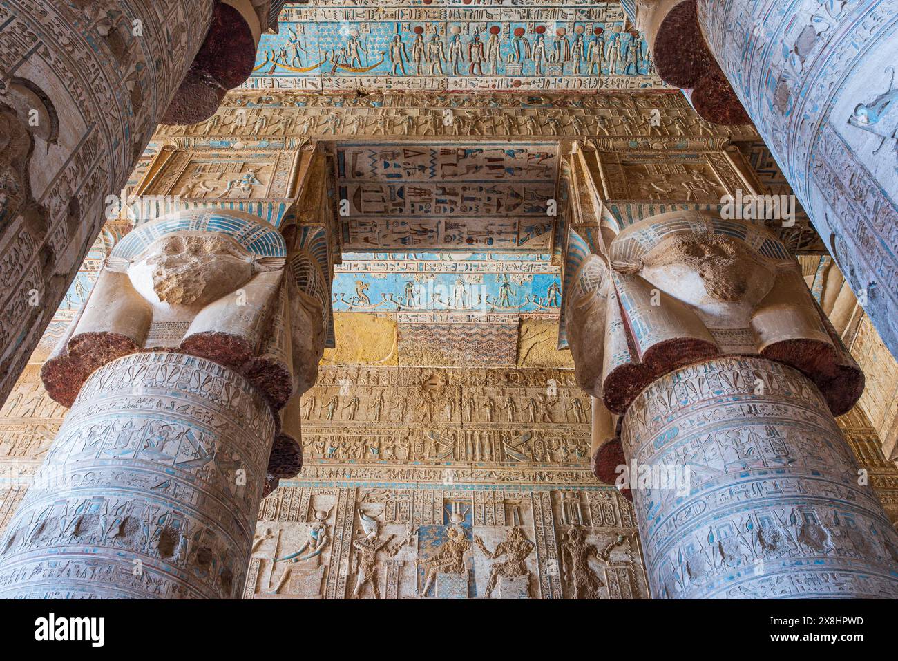 Die antike ägyptische Hypostilhalle des Hathor-Tempels im Dendera-Tempelkomplex in Oberägypten Stockfoto