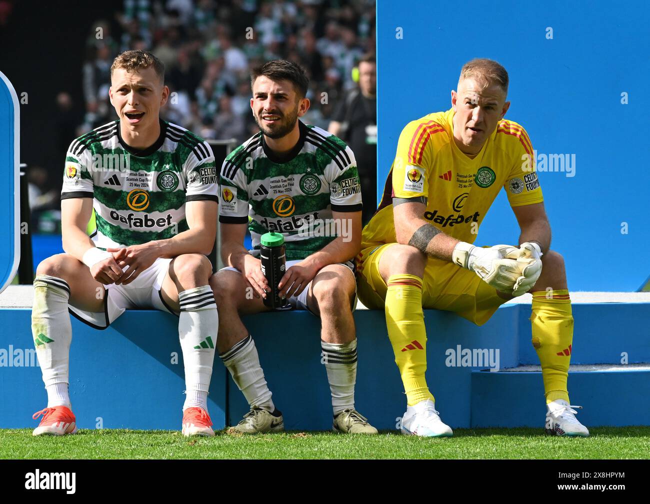 Hampden Park. Glasgow. Schottland, Großbritannien. Mai 2024. Celtic vs Rangers Scottish Cup Finale. Das Celtic Trio Alistair Johnston, Greg Taylor und Joe Hart warten auf die Trophy-Präsentation. Quelle: eric mccowat/Alamy Live News Stockfoto