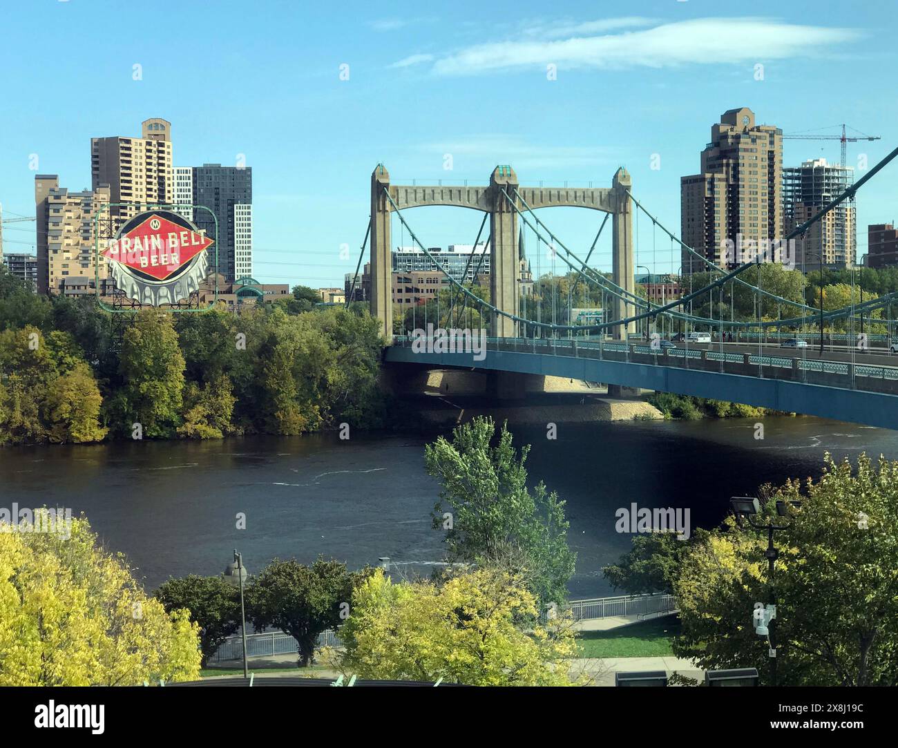 Die Hennepin Avenue Bridge und das Grain Belt Beer Schild in Minneapolis. Stockfoto