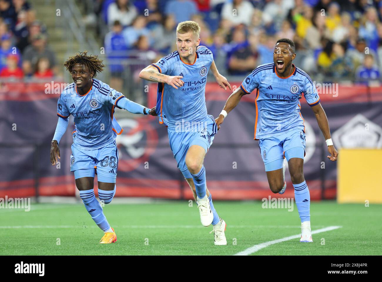 Mai 2024; Foxborough, MA, USA; der New York City Mittelfeldspieler Keaton Parks (55) feiert gemeinsam mit dem New York City Stürmer Malachi Jones (88) und dem New York City Mittelfeldspieler AndrÅ½s Perea (8), nachdem er während des MLS-Spiels zwischen New York City FC und New England Revolution ein Tor geschossen hat. Anthony Nesmith/CSM (Foto: © Anthony Nesmith/Cal Sport Media) Stockfoto