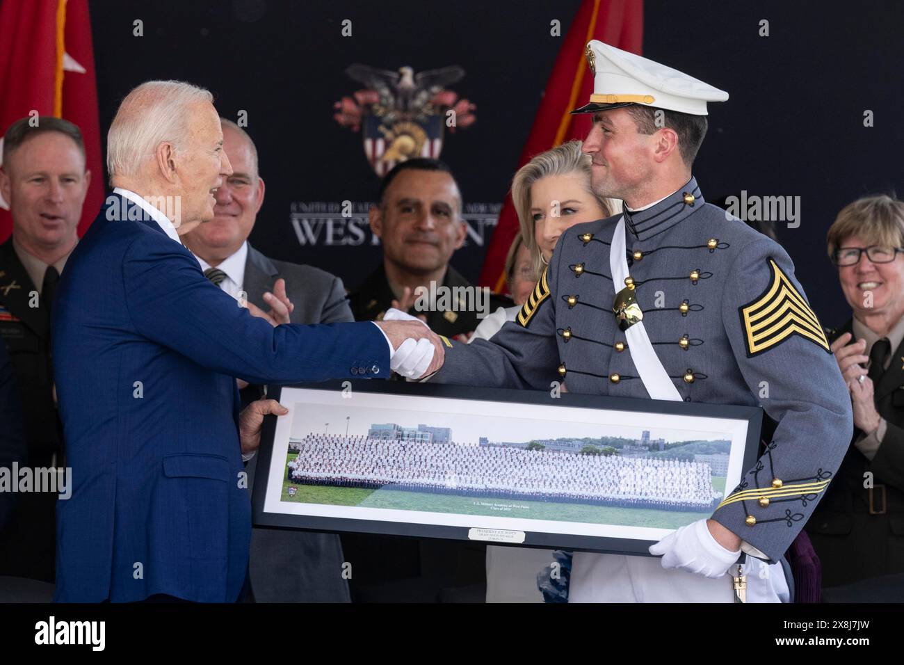 West Point, New York, USA. Mai 2024. Präsident Joe Buden erhielt ein Foto der Klasse 2024 als Geschenk während der Abschlussfeier der Klasse 2024 der U.S. Military Academy am 25. Mai 2024 in West Point, NY (Foto: © Lev Radin/ZUMA Press Wire) NUR REDAKTIONELLE VERWENDUNG! Nicht für kommerzielle ZWECKE! Stockfoto