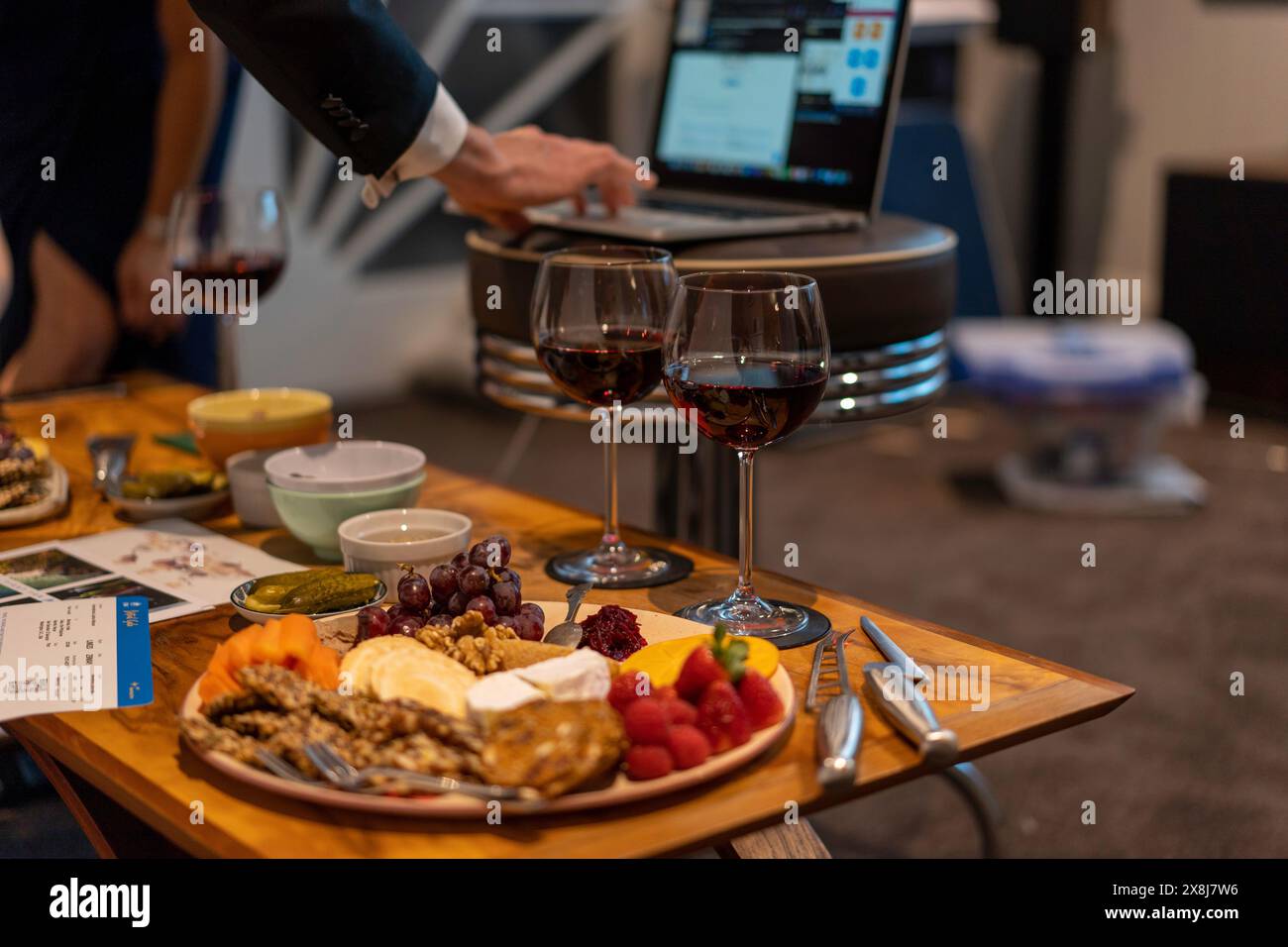 Käse und Wein zu Hause mit Freunden, bereit für einen Zoom-Anruf während des Lockdowns Stockfoto