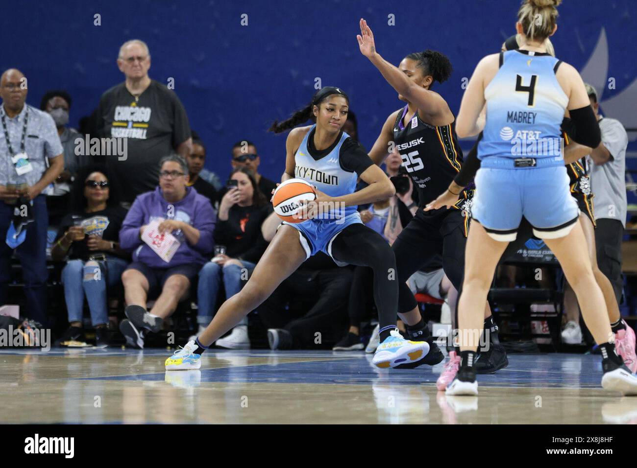 Chicago, USA. Mai 2024. Chicago, USA, 25. Mai 2024: Angel Reese (5 Chicago Sky) tritt gegen Alyssa Thomas (25 Connecticut Sun) während des Spiels zwischen den Chicago Sky und Connecticut Sun am Samstag, 25. Mai 2024 in der Wintrust Arena in Chicago, USA an. (KEINE KOMMERZIELLE NUTZUNG) (Shaina Benhiyoun/SPP) Guthaben: SPP Sport Pressefoto. /Alamy Live News Stockfoto