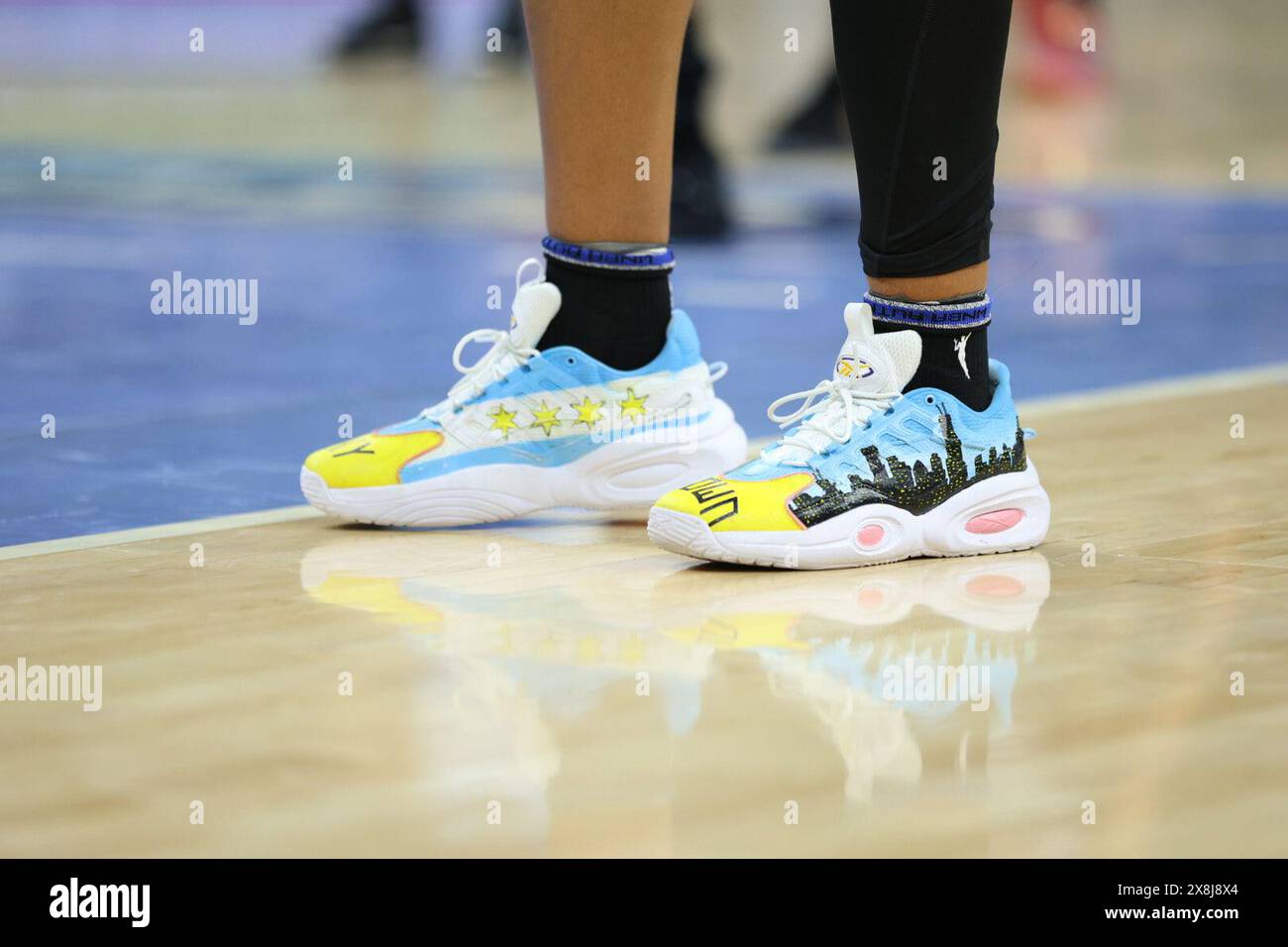 Chicago, USA. Mai 2024. Chicago, USA, 25. Mai 2024: Angel Reese (5 Chicago Sky) Schuhe werden während des Spiels zwischen Chicago Sky und Connecticut Sun am Samstag, 25. Mai 2024 in der Wintrust Arena in Chicago, USA gesehen. (KEINE KOMMERZIELLE NUTZUNG) (Shaina Benhiyoun/SPP) Guthaben: SPP Sport Pressefoto. /Alamy Live News Stockfoto