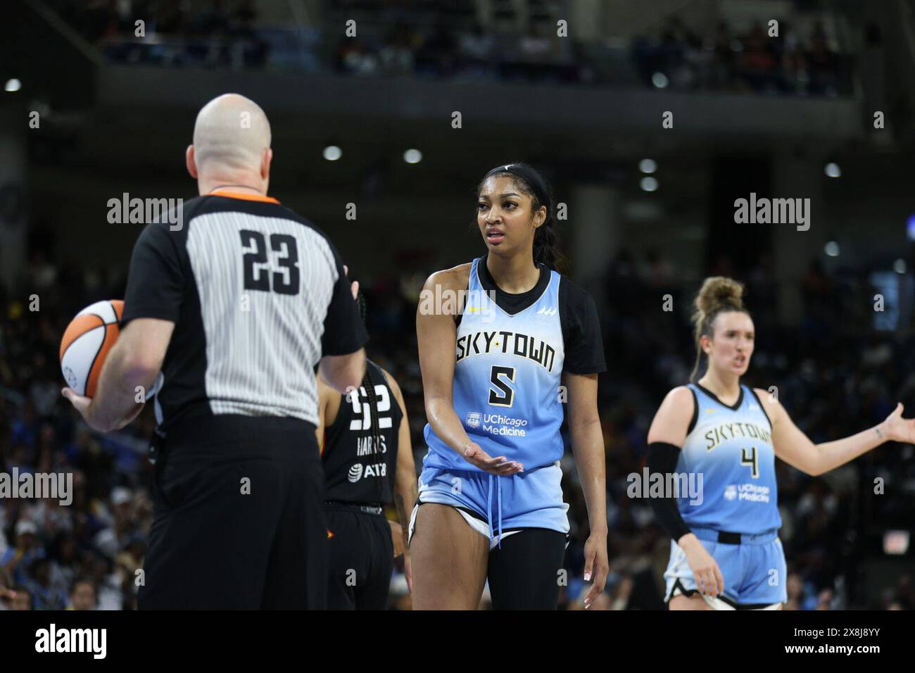 Chicago, USA. Mai 2024. Chicago, USA, 25. Mai 2024: Angel Reese (5 Chicago Sky) spricht mit dem Schiedsrichter während des Spiels zwischen den Chicago Sky und Connecticut Sun am Samstag, 25. Mai 2024 in der Wintrust Arena, Chicago, USA. (KEINE KOMMERZIELLE NUTZUNG) (Shaina Benhiyoun/SPP) Guthaben: SPP Sport Pressefoto. /Alamy Live News Stockfoto
