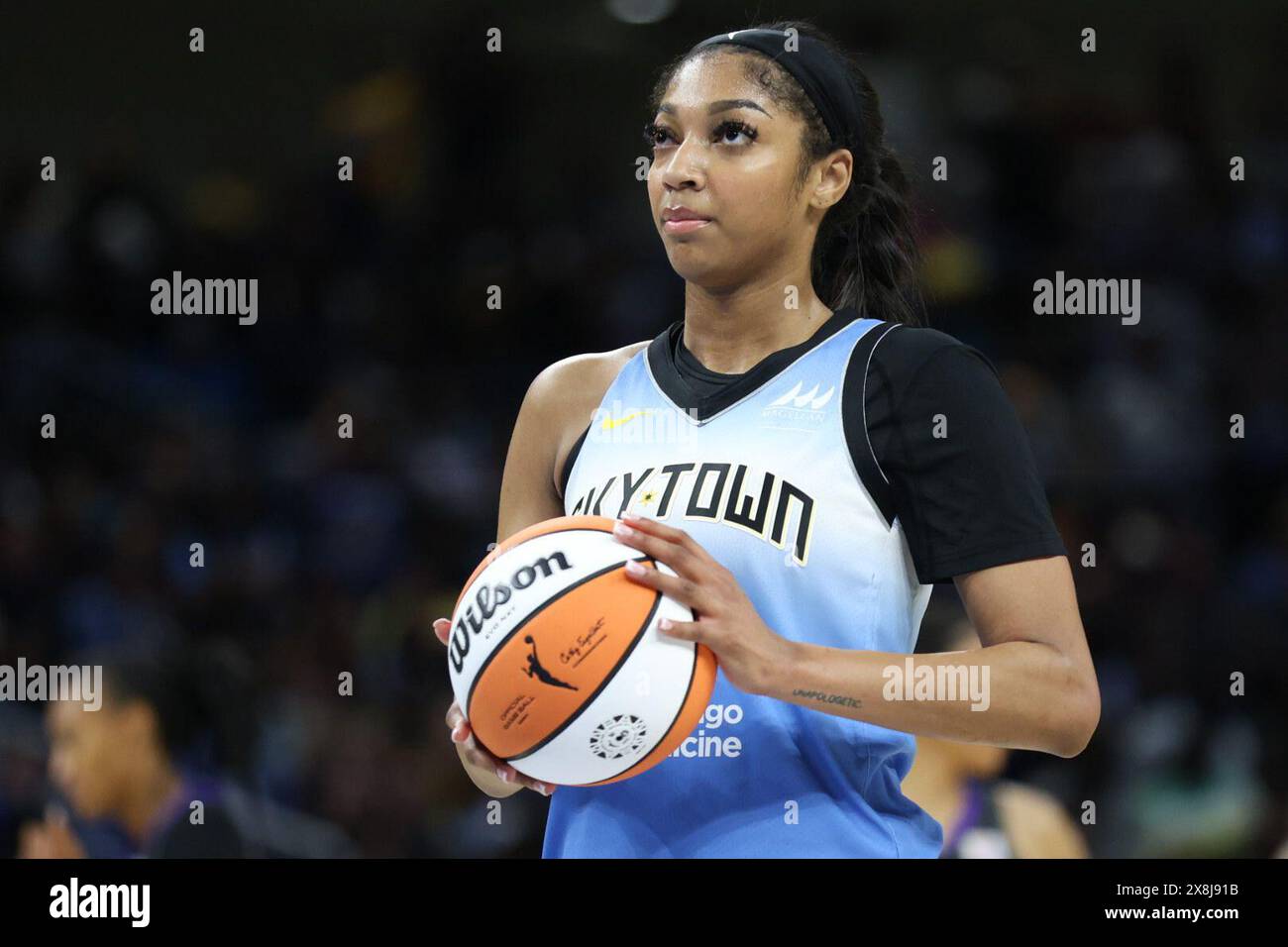 Chicago, USA. Mai 2024. Chicago, USA, 25. Mai 2024: Angel Reese (5 Chicago Sky) sieht beim Spiel zwischen Chicago Sky und Connecticut Sun am Samstag, 25. Mai 2024 in der Wintrust Arena, Chicago, USA, an. (KEINE KOMMERZIELLE NUTZUNG) (Shaina Benhiyoun/SPP) Guthaben: SPP Sport Pressefoto. /Alamy Live News Stockfoto
