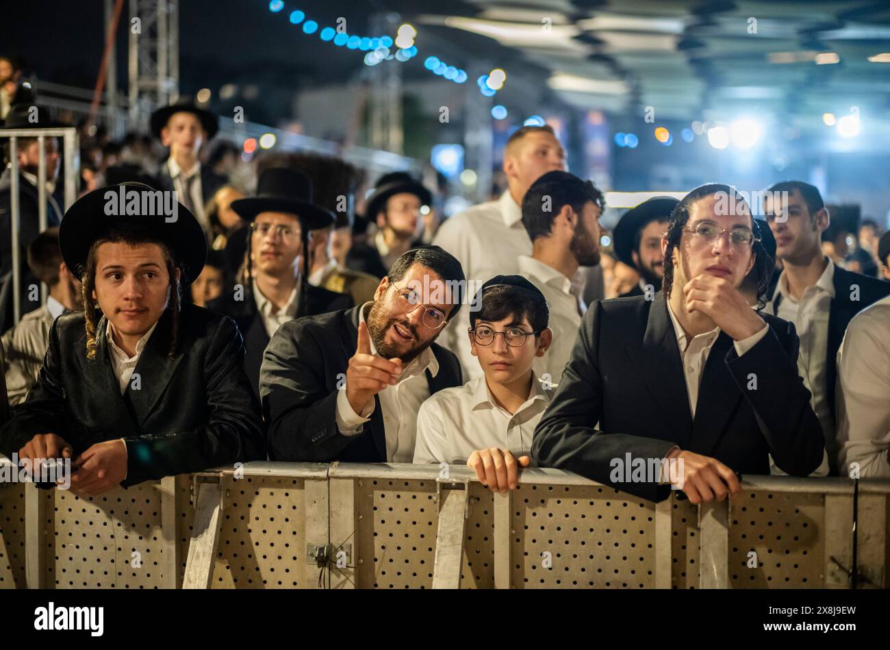 Jerusalem. Mai 2024. Ultra-orthodoxe Juden feiern lag BaOmer-Feiertage im Viertel MEA Shearim am 25. Mai 2024. Lag BaOmer feiert den Todestag von Rabbi Shimon Bar Yochai. Quelle: Ilia Yefimovich/dpa/Alamy Live News Stockfoto