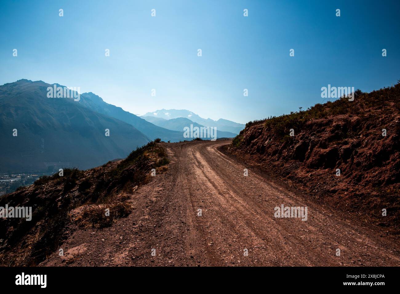 Wunderschöne Panoramen der Ebenen und Hochebenen zwischen Berggipfeln und Tälern, die in Stufen für die Landwirtschaft in der östlichen Kordillera in Peru gearbeitet wurden Stockfoto