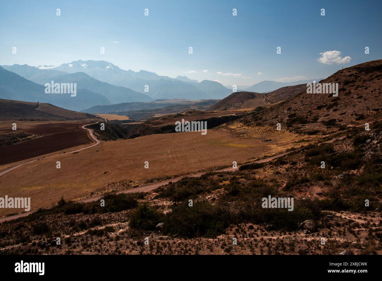 Wunderschöne Panoramen der Ebenen und Hochebenen zwischen Berggipfeln und Tälern, die in Stufen für die Landwirtschaft in der östlichen Kordillera in Peru gearbeitet wurden Stockfoto