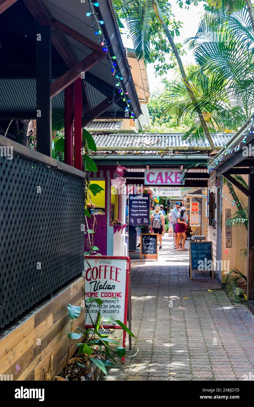 Die ursprünglichen Marktstände von Kuranda Village in North Queensland, Australien, auf dem Hügel mit lokal hergestelltem Essen und Kunsthandwerk Stockfoto