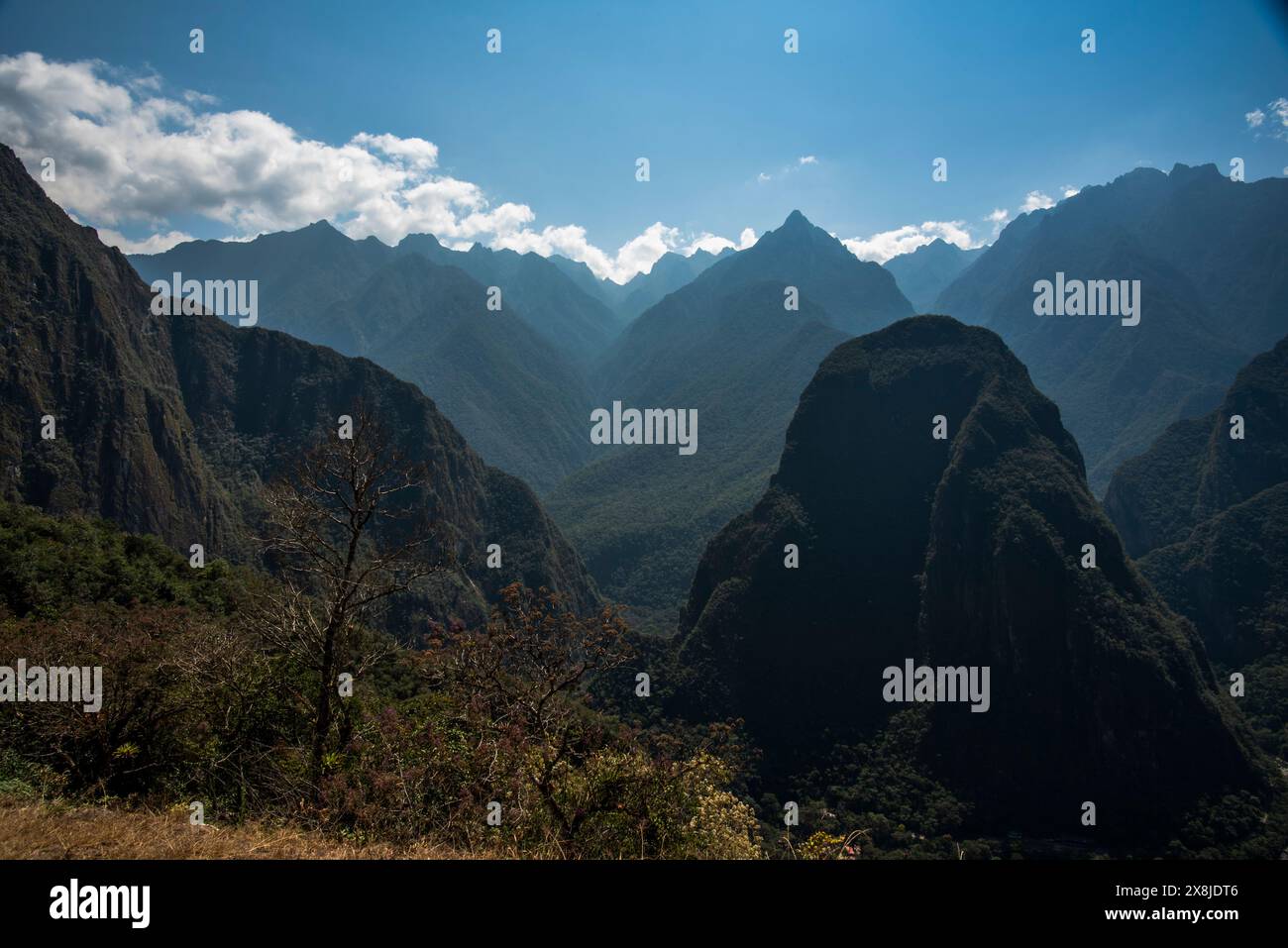 Berggipfel der Cordillera Eastern im Süden Perus in der Provinz Urubamba zwischen tiefen Schluchten und Schluchten voller tropischer Vegetation in der Stockfoto