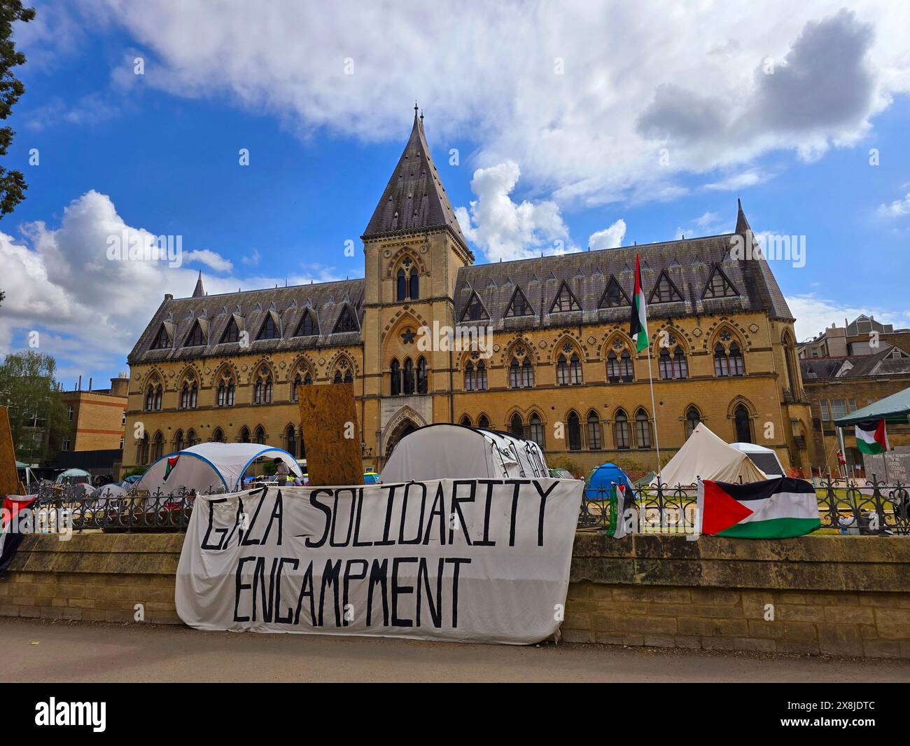 Die Polizei hat einen pro-palästinensischen Protest in Oxford unterbrochen, nachdem Studentendemonstratoren ein friedliches Sit-in in einem Universitätsgebäude organisiert hatten. Die Demonstration war Teil der anhaltenden Proteste gegen den Krieg in Gaza durch Studenten in den USA und Europa. London, Vereinigtes Königreich. Stockfoto