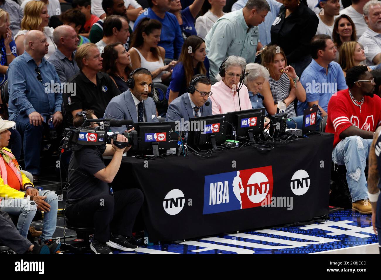 TNT, NBA, announcers (L to R) Grant Hill and Ian Eagle during Game 4 of the NBA basketball second-round playoff series between the Oklahoma City Thunder and the Dallas Mavericks, Monday, May 13, 2024, in Dallas. (Matt Patterson via AP) Stockfoto