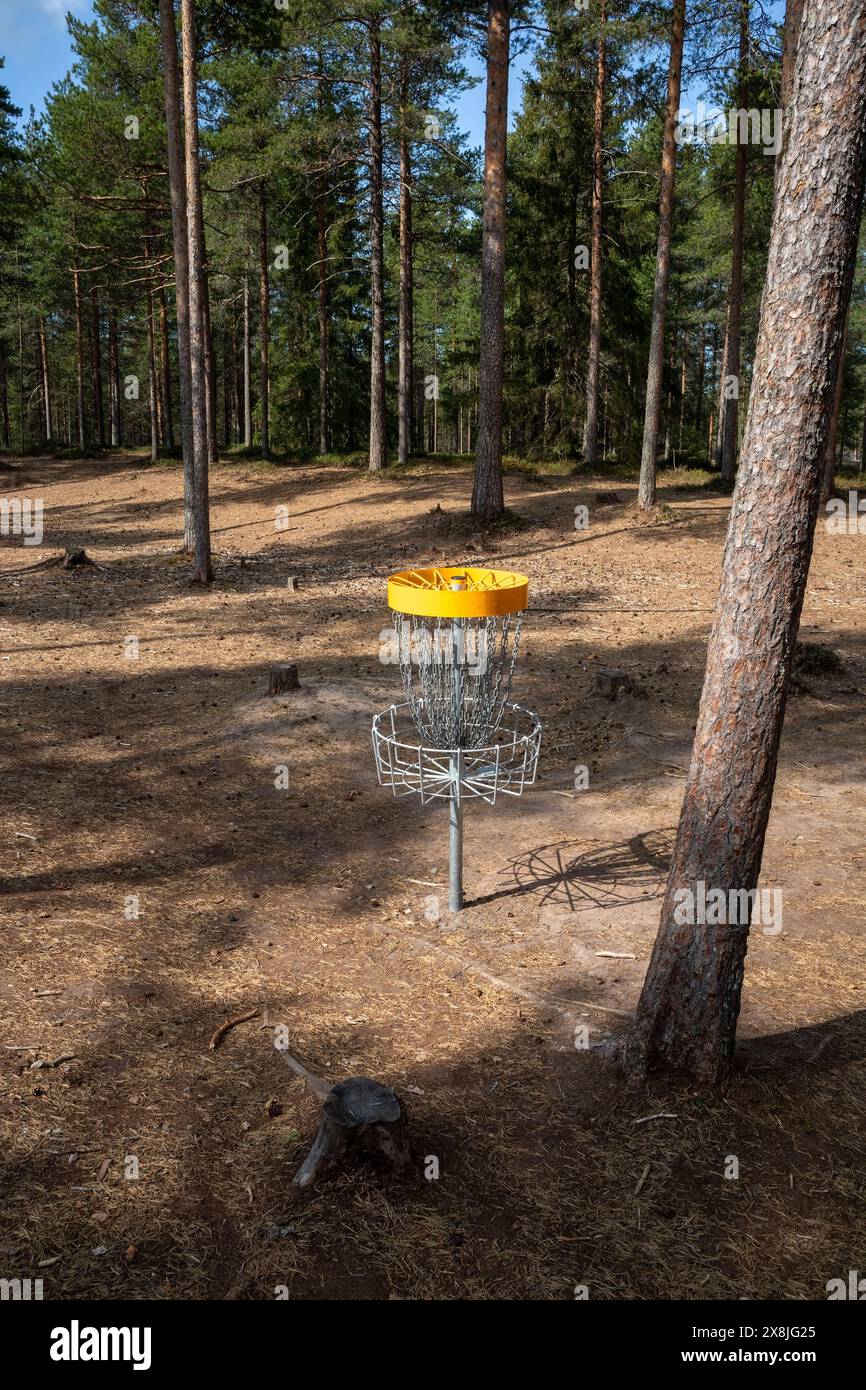 frisbee Golfkorb im Wald, Kempele Finnland Stockfoto