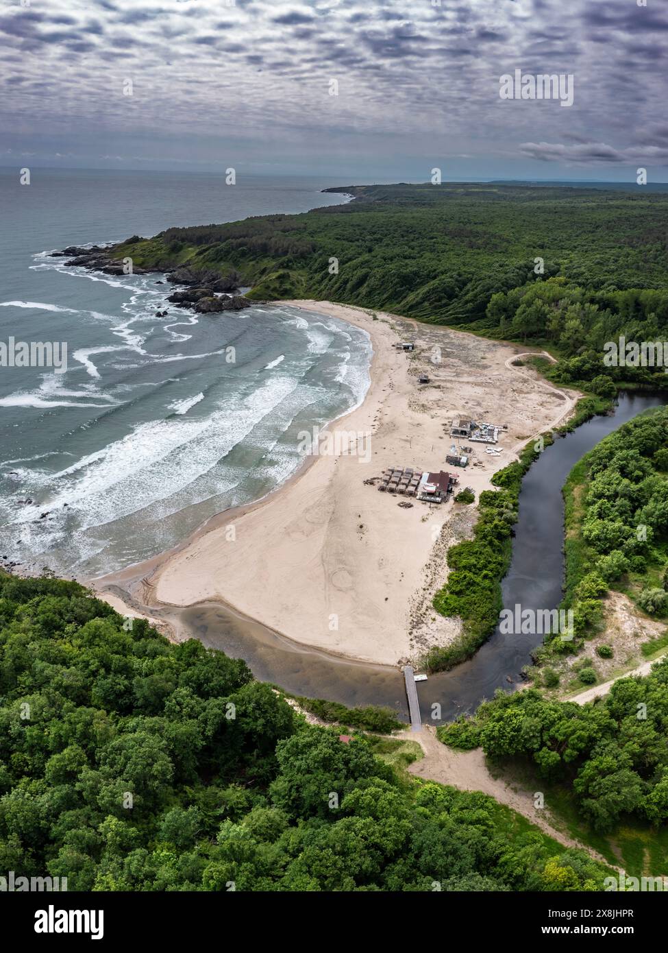 Blick aus der Vogelperspektive auf den wunderschönen Silistar-Strand in der Nähe von Sinemorec, Bulgarien Stockfoto