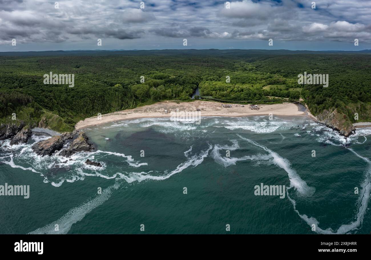 Blick aus der Vogelperspektive auf den wunderschönen Silistar-Strand in der Nähe von Sinemorec, Bulgarien Stockfoto