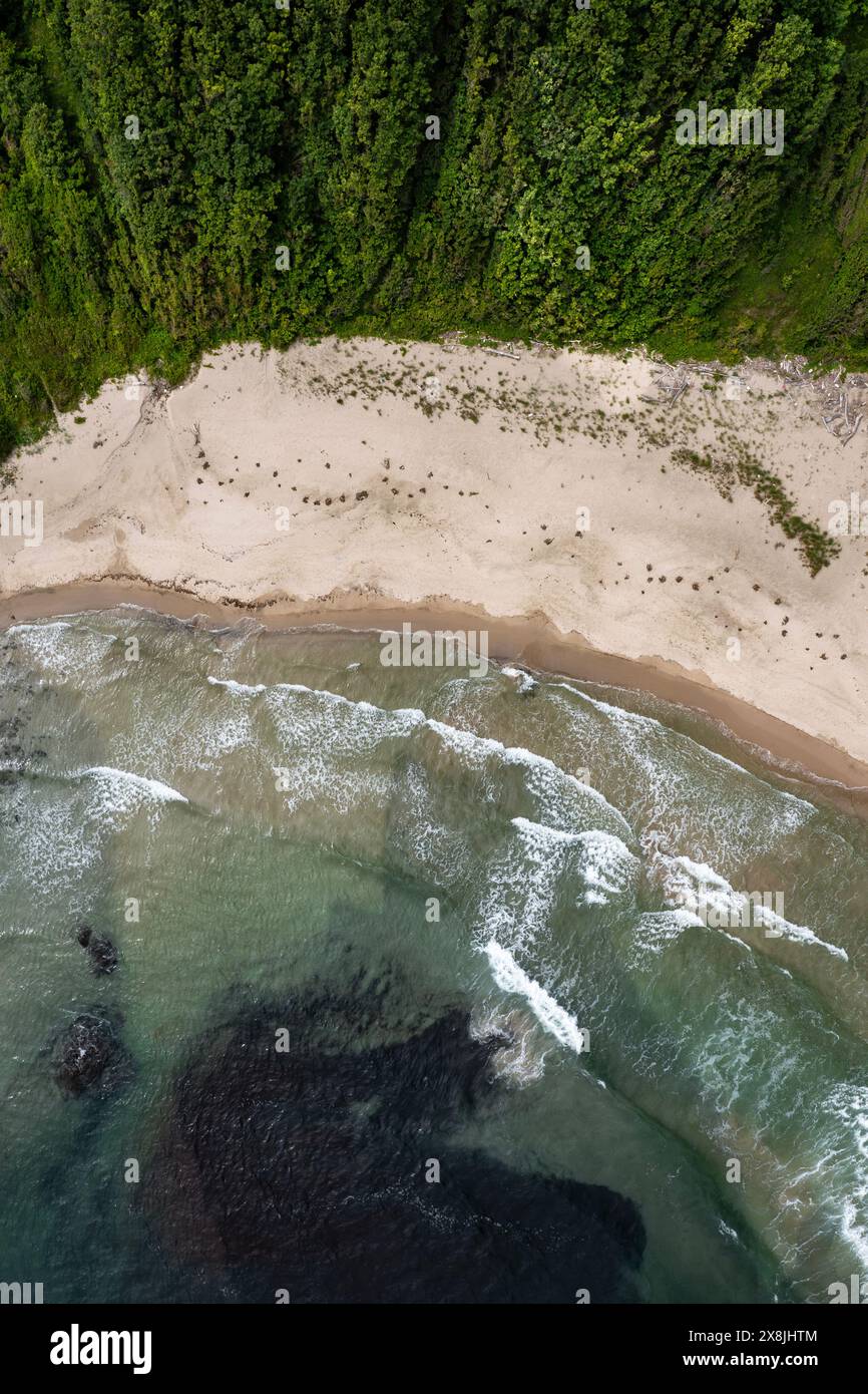 Blick aus der Vogelperspektive auf den wunderschönen Silistar-Strand in der Nähe von Sinemorec, Bulgarien Stockfoto