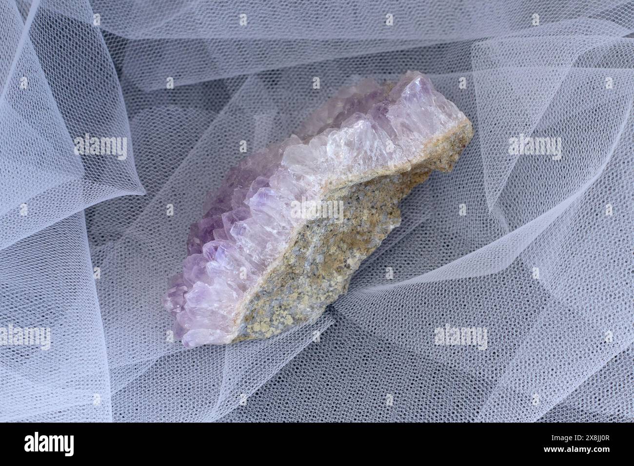 Set aus verschiedenen Amethyst natürlichen Mineralsteinen und Edelsteinen auf grauem Stoffhintergrund von oben Stockfoto