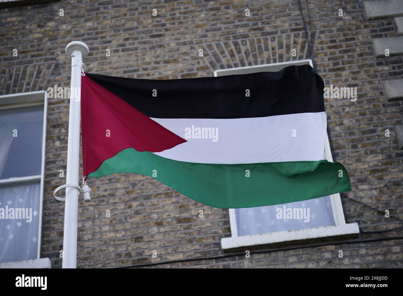 Aktenfoto vom 11/23 der palästinensischen Flagge vor der palästinensischen Botschaft in Dublin. Palästinas Botschafterin in Irland sagte, sie freue sich darauf, dass ihre Flagge am Dienstag über dem Leinster-Haus fliegt. Die formelle Anerkennung des palästinensischen Staates durch Irland, Spanien und Norwegen, gipfelt monatelange diplomatische Bemühungen irischer Beamter. Dr. Jilan Wahba Abdalmajid sagte, es sei ein "ganz besonderer Tag", als der irische Premierminister Simon Harris ankündigte, dass Irland den Staat Palästina anerkennt. Ausgabedatum: Sonntag, 26. Mai 2024. Stockfoto