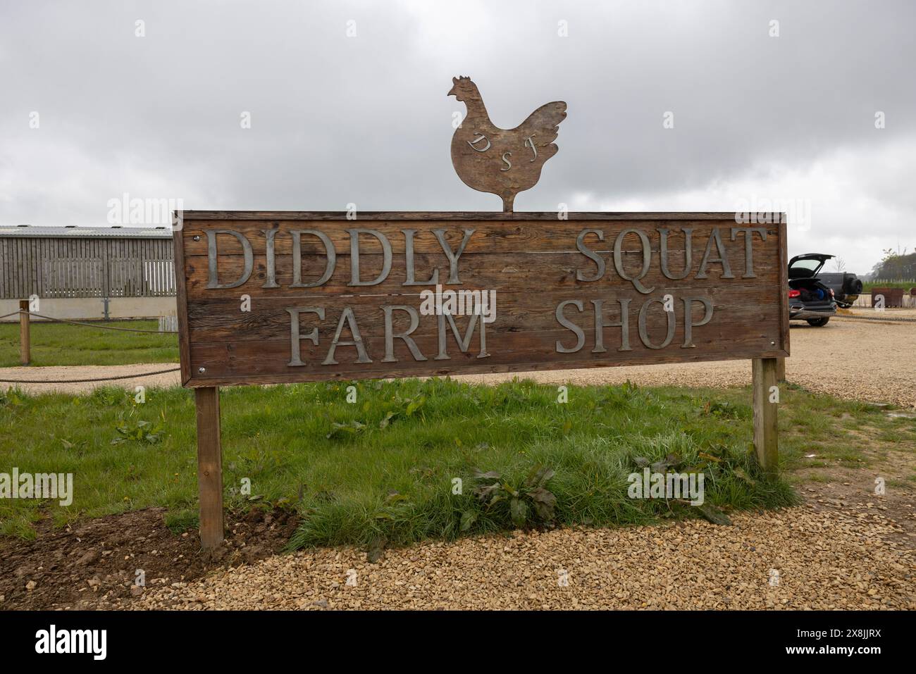 Diddly Squat Farm Schild, am Eingang zum Farmladen, eröffnet 2020 von Jeremy Clarkson, dem ehemaligen Top Gear Star, der 2008 in Chidlington, Großbritannien, gekauft wurde Stockfoto