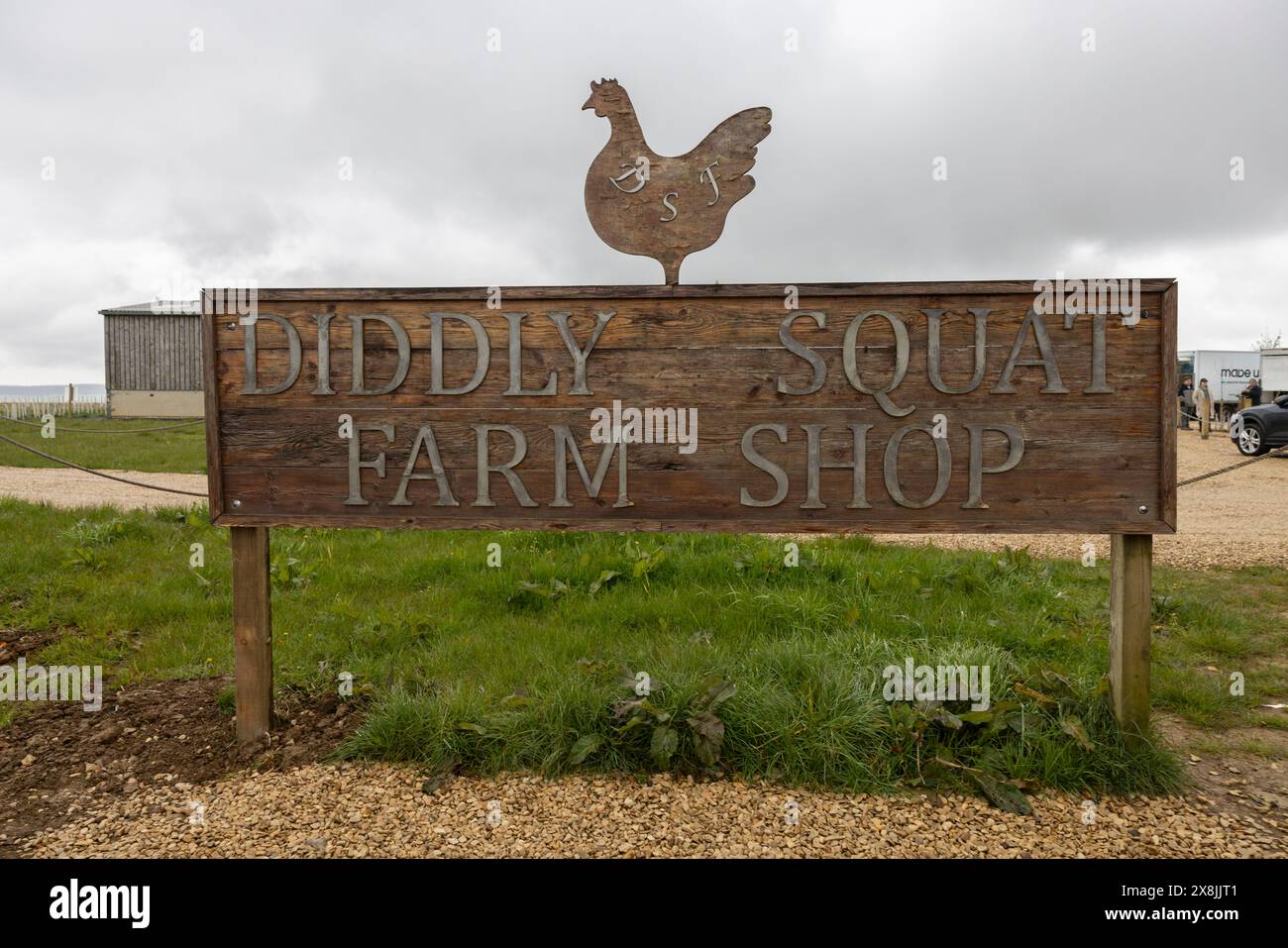 Diddly Squat Farm Schild, am Eingang zum Farmladen, eröffnet 2020 von Jeremy Clarkson, dem ehemaligen Top Gear Star, der 2008 in Chidlington, Großbritannien, gekauft wurde Stockfoto