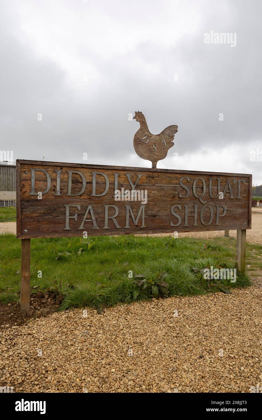 Diddly Squat Farm Schild, am Eingang zum Farmladen, eröffnet 2020 von Jeremy Clarkson, dem ehemaligen Top Gear Star, der 2008 in Chidlington, Großbritannien, gekauft wurde Stockfoto