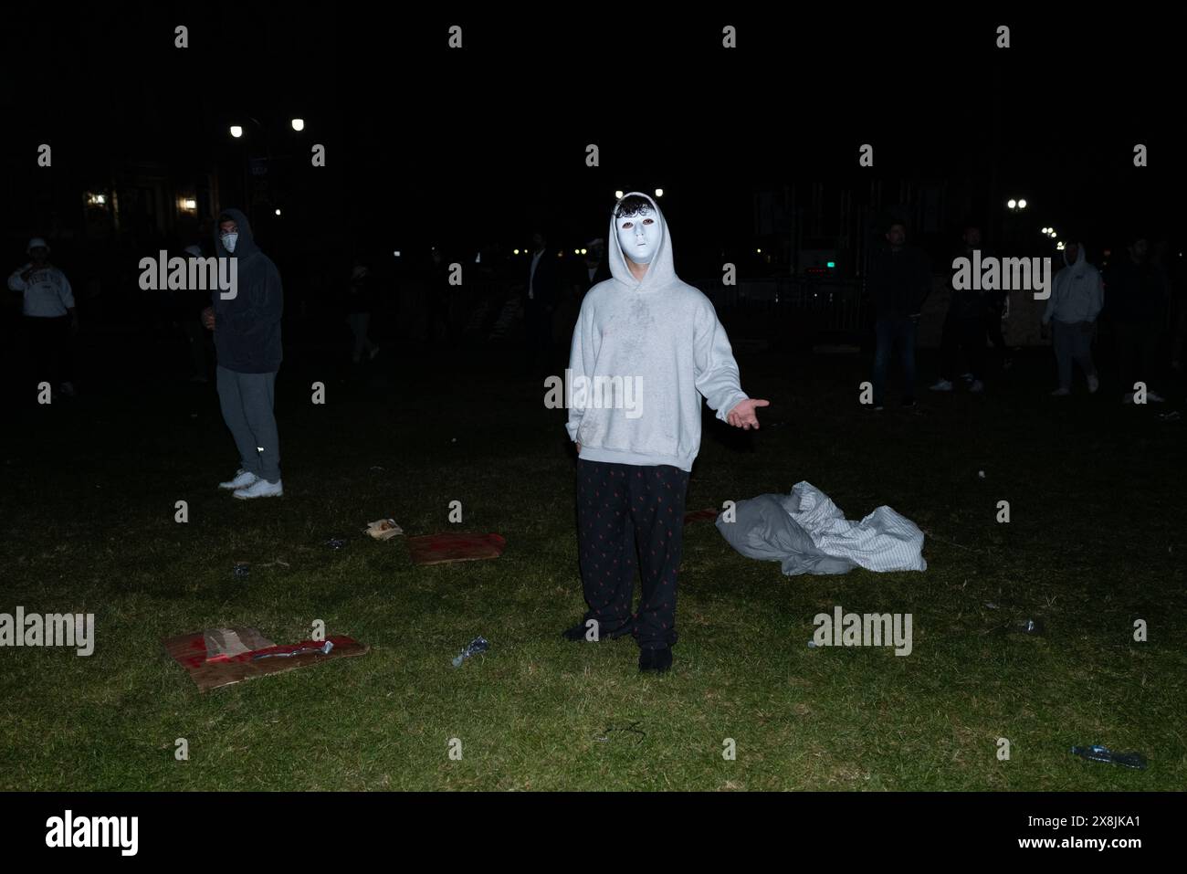 EDAN ON und andere griffen am 30. April 2024 auf dem Campus der University of California in Los Angeles stundenlang Demonstranten an. Stockfoto