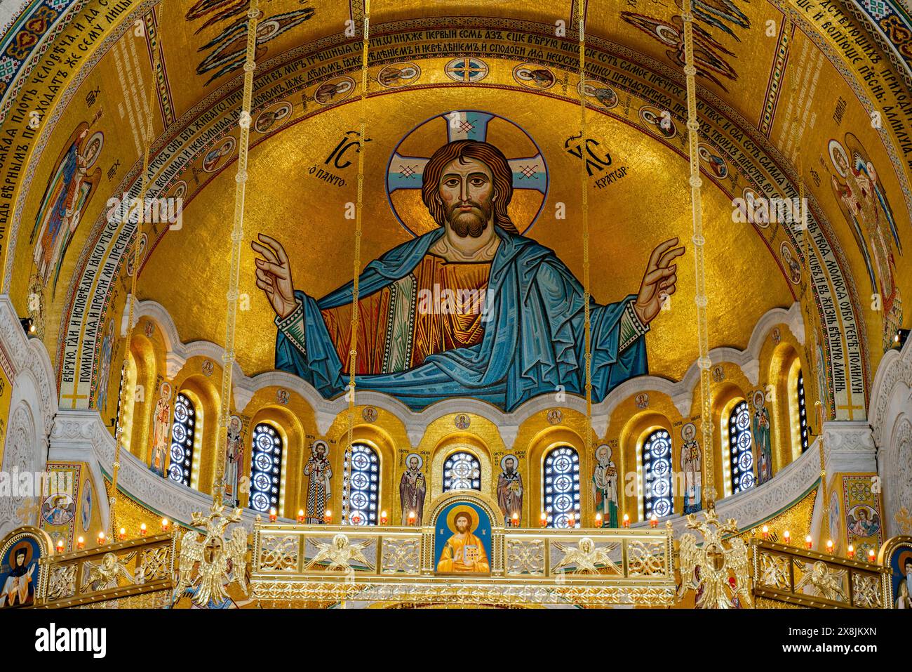 Belgrad, Serbien - 29. April 2024: Lebendiges und kompliziertes Mosaik von Jesus Christus in der großen Kirche Sankt Sava, das die heitere Gottheit von Christus einfängt Stockfoto