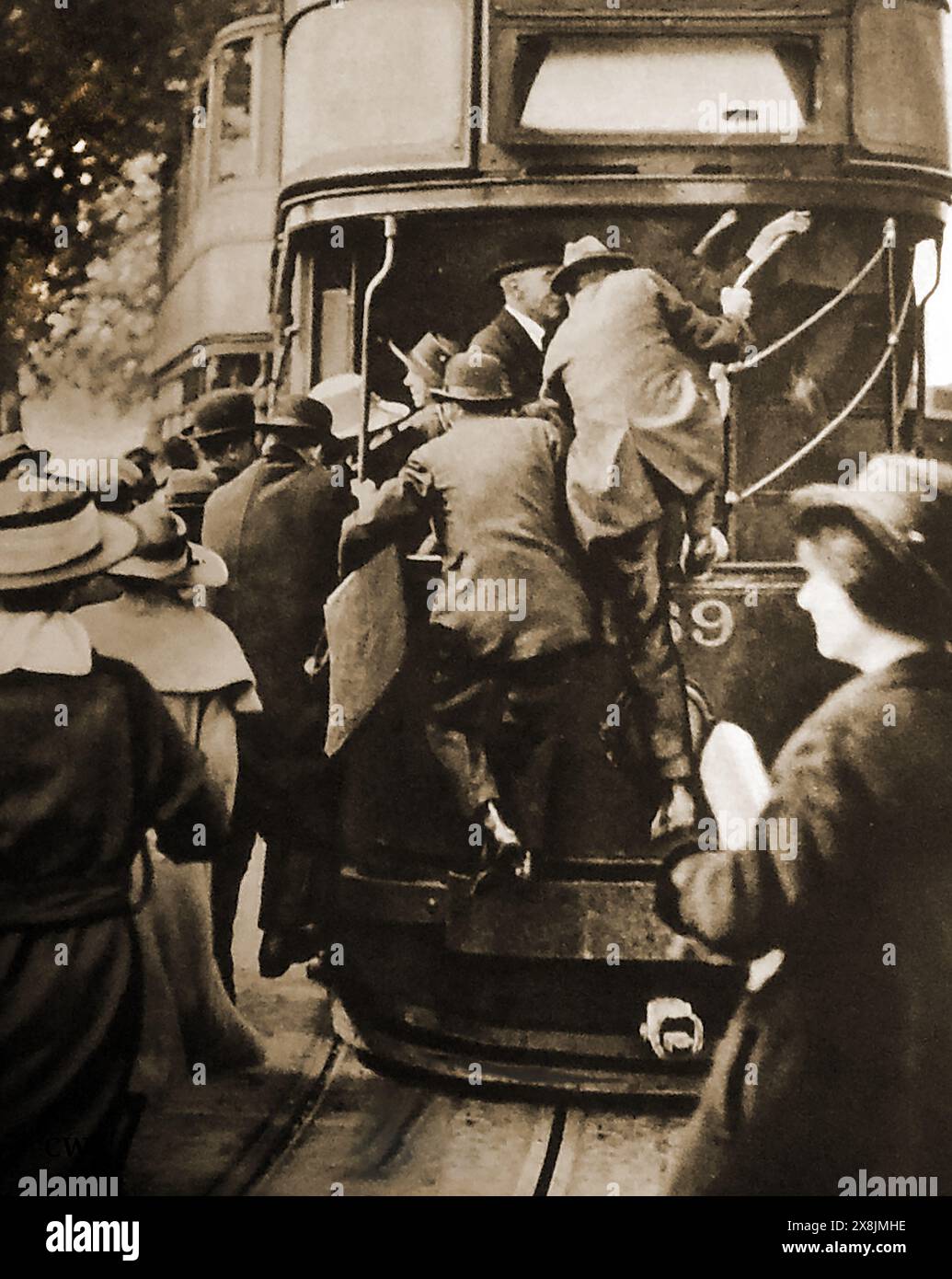 Ein frühes Foto von Menschenmassen, die nach einem Platz in einer überfüllten Straßenbahn in London suchen, Stockfoto