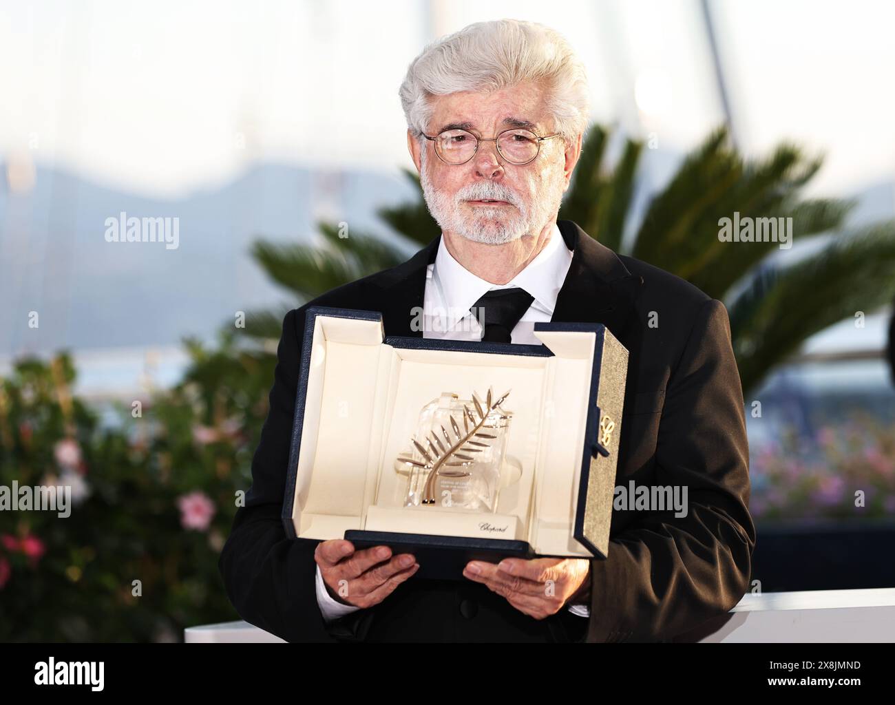 Cannes, Frankreich. Mai 2024. US-Regisseur George Lucas posiert mit seiner Ehrenpalme d’Or während der Abschlusszeremonie bei der 77. Ausgabe der Filmfestspiele in Cannes, Südfrankreich, am 25. Mai 2024. Quelle: Gao Jing/Xinhua/Alamy Live News Stockfoto