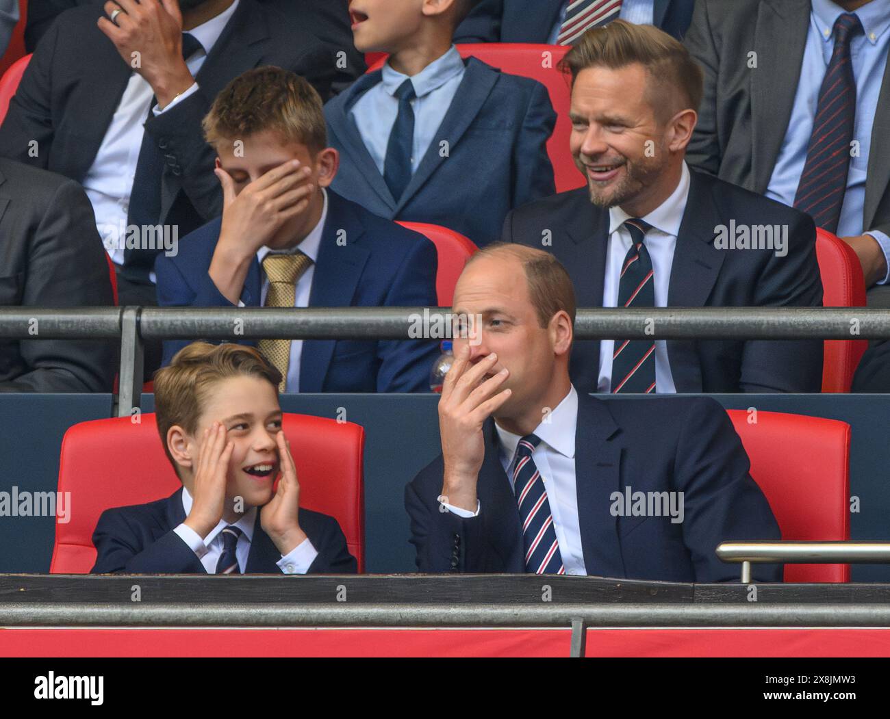 London, Großbritannien. 25. Mai 2024 - Manchester City gegen Manchester United gegen FA Cup Finale - Wembley. Prinz George und Prinz William teilen sich im Finale des FA Cups einen leichten Moment. Bildnachweis: Mark Pain / Alamy Live News Stockfoto