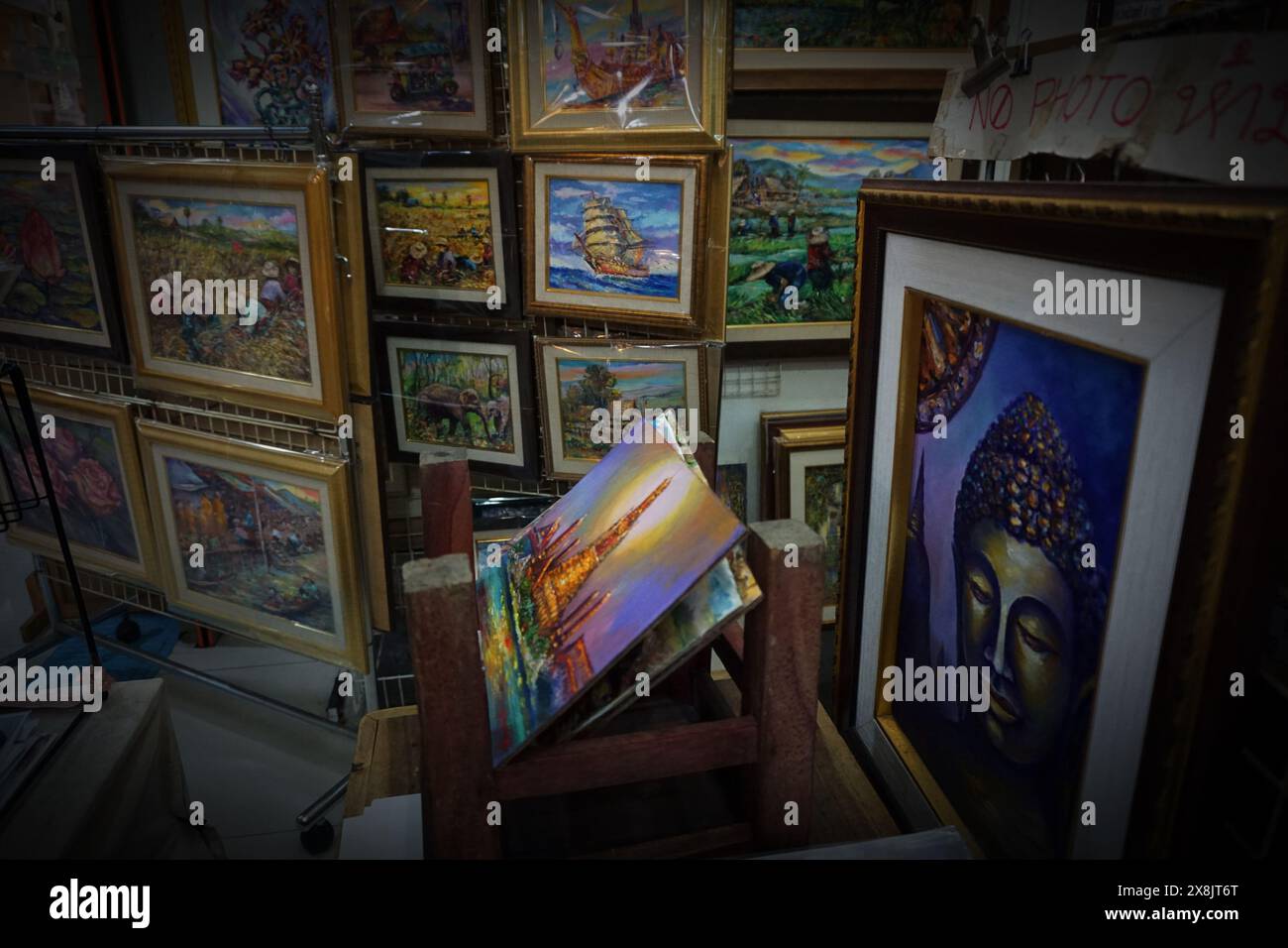 Kunstrahmen und Ölgemälde Galerie aus Thailand. Stockfoto
