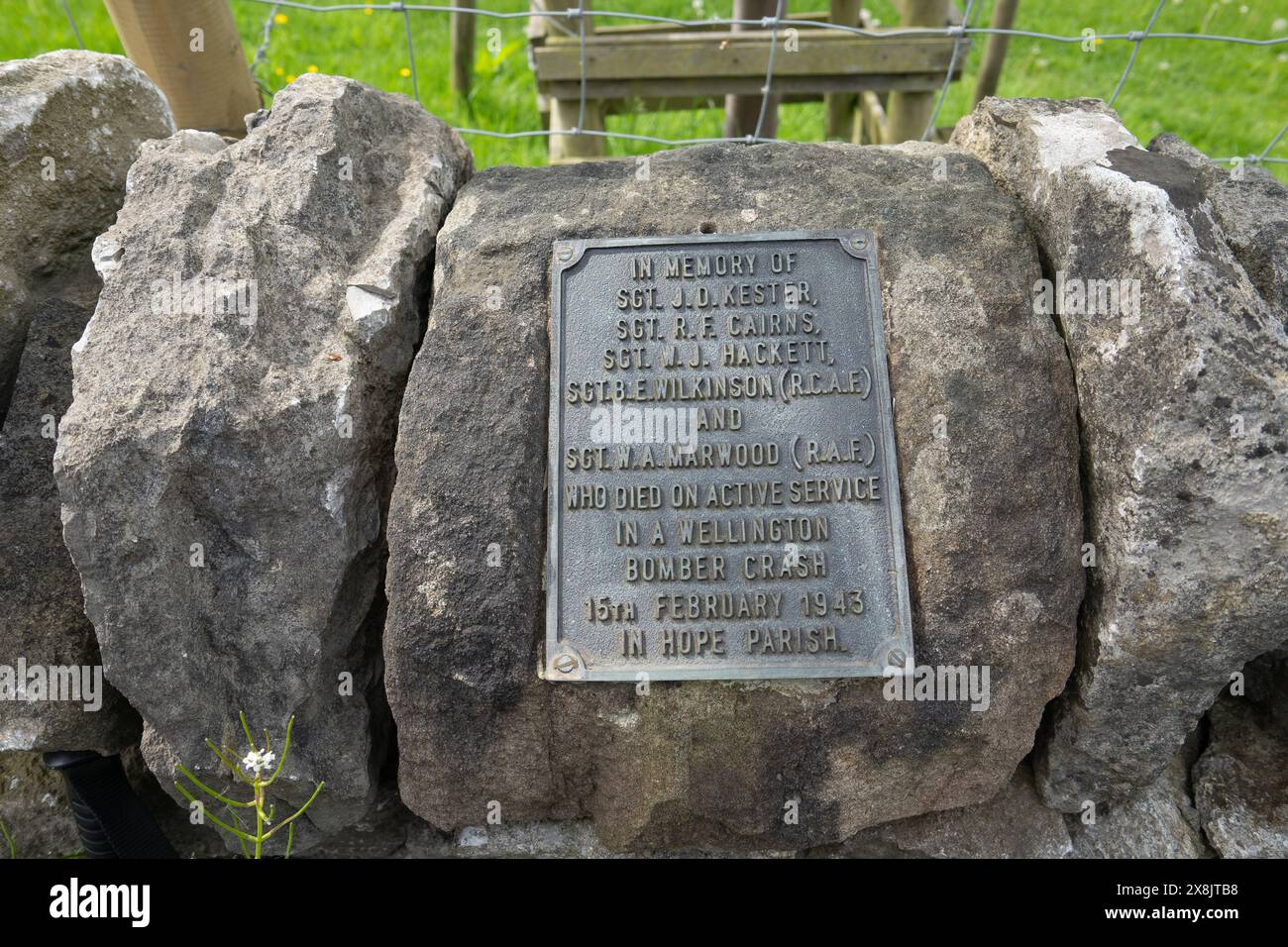 Gedenktafel zwischen Hope und Castleton an die Crew des Wellington Bombers, der am 15. Februar 1943 im Hope Valley abgestürzt ist. Stockfoto