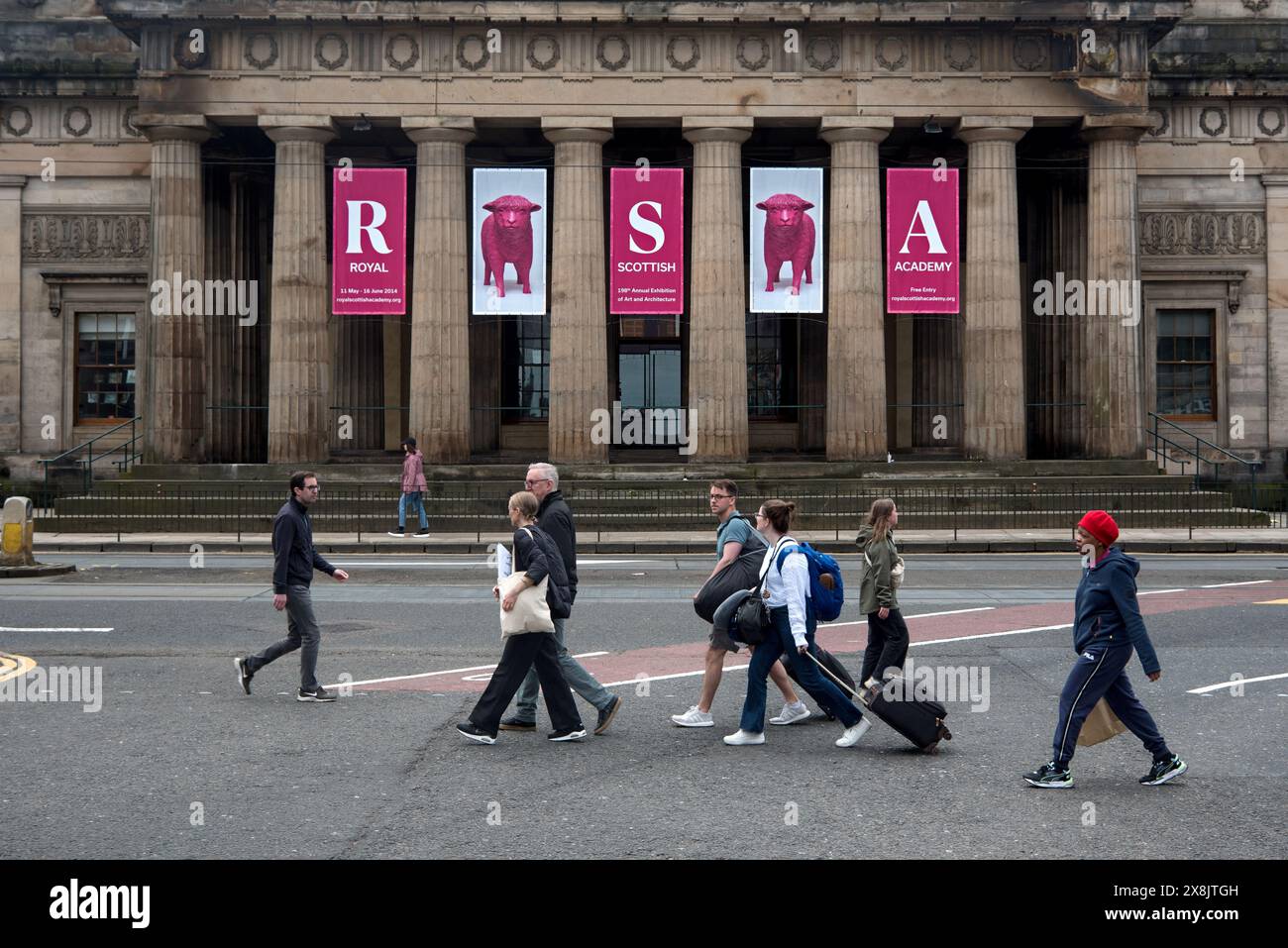 Fußgänger auf der Princes Street gehen an der Vorderseite der Royal Scottish Academy vorbei und werben für die 198. RSA Annual Exhibition. Stockfoto