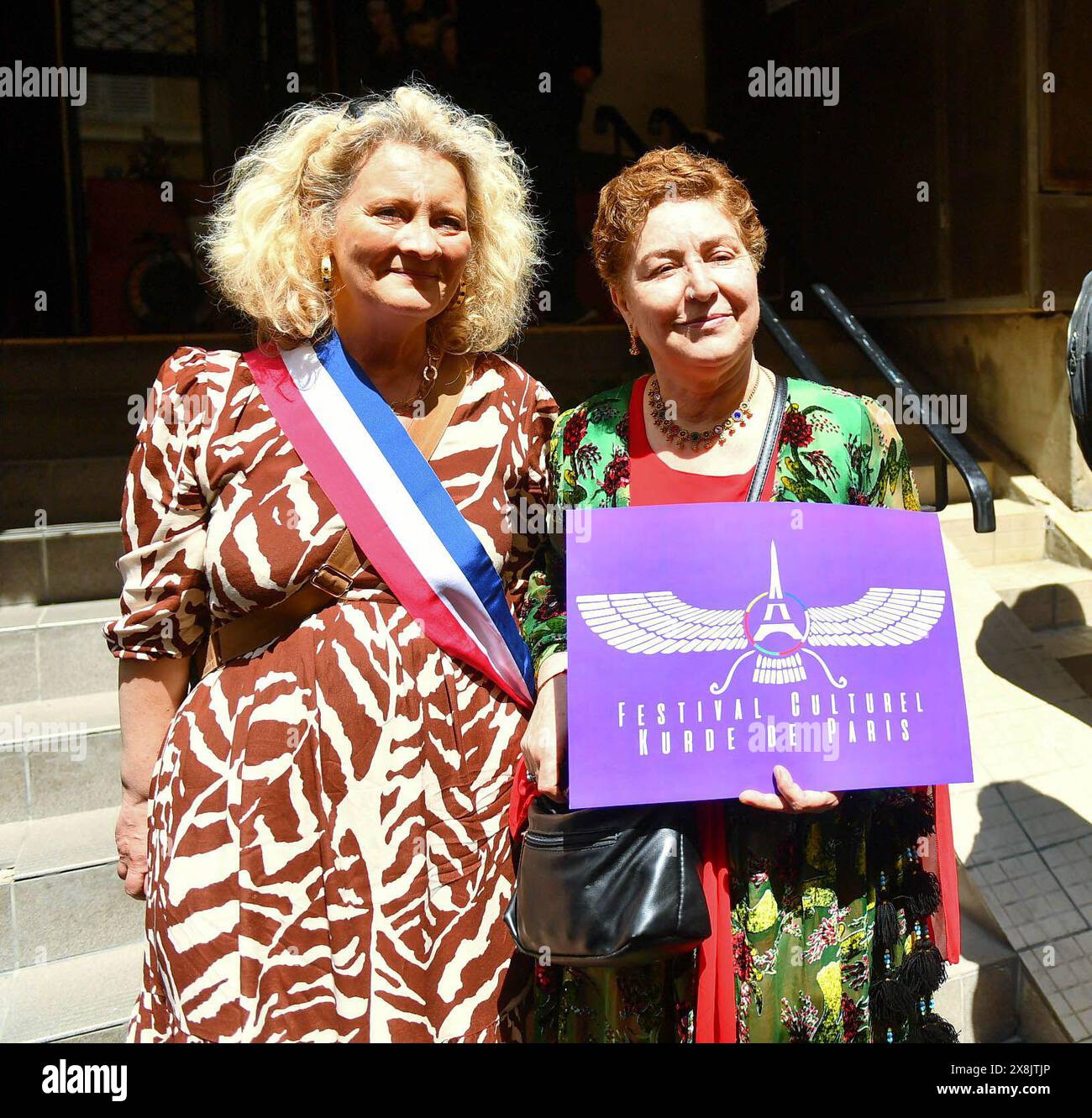 Paris, Frankreich. Mai 2024. Alexandra Cordebard, Bürgermeisterin des 10. Arrondissement von Paris Berivan Firat, Sprecherin des CDKF während der Eröffnung des Festivals der kurdischen Kulturen in Paris, Frankreich am 25. Mai 2024. Foto: Karim Ait Adjedjou/ABACAPRESS. COM Credit: Abaca Press/Alamy Live News Stockfoto