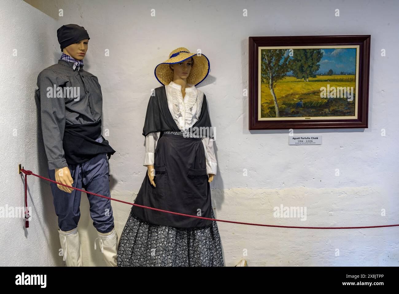 Traditionelle Kleider der alten Arbeiter des Ebro-Deltas, ausgestellt im Museum des Rice Interpretation Center in Camarles (Katalonien, Spanien) Stockfoto