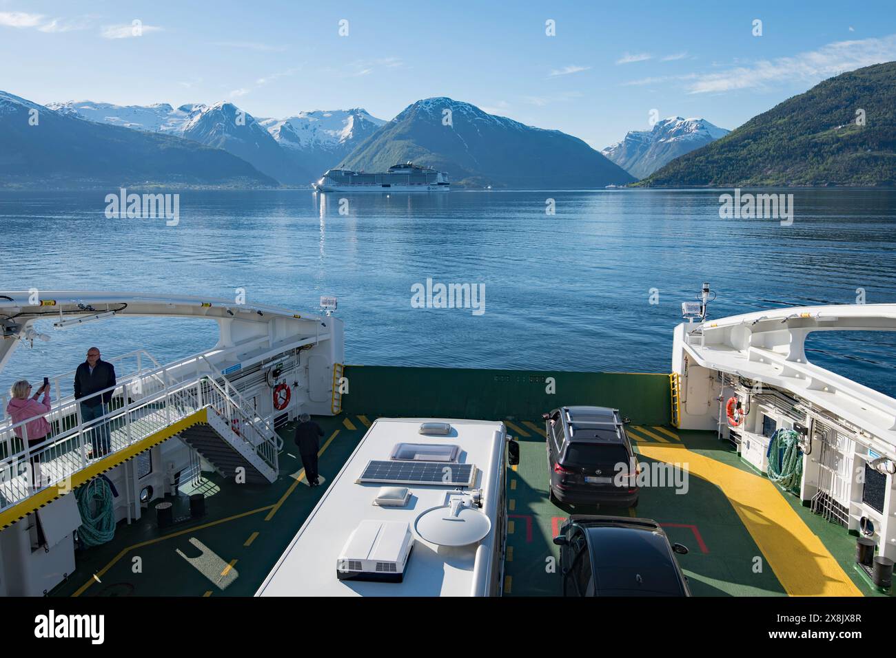 Norwegen verfügt über eine Reihe von elektrisch betriebenen PKW- und Passagierfähren, die über einen Teleskop-schwenkbaren Ladearm aufgeladen werden. Stockfoto